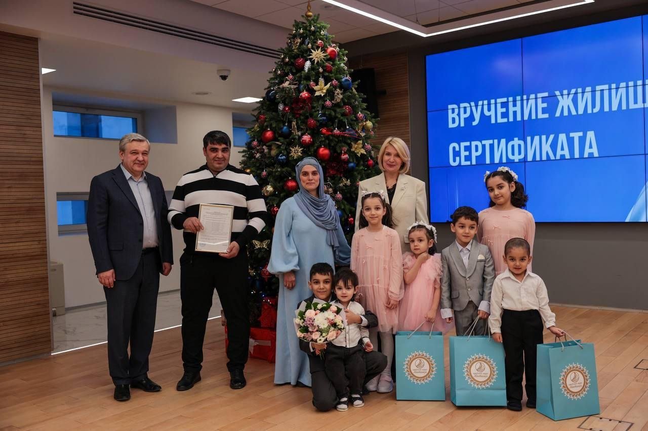 Глава городского округа Мытищи Юлия Купецкая со счастливыми слезами на глазах вручила жилищный сертификат выходцам из Средней Азии, многодетной семье Тахмины Самадовой и Рамазона Рахимова.  Иудова власть. Мы помогаем многодетным Русским семьям продуктами, им чинуши не спешат улучшать жилищные условия. Более того, боремся что бы скоты обличеные властью не выгоняли многодетные семьи из жилья на улицу, таких случаев хватает.   Иван Александрович Отраковский - подпишись!