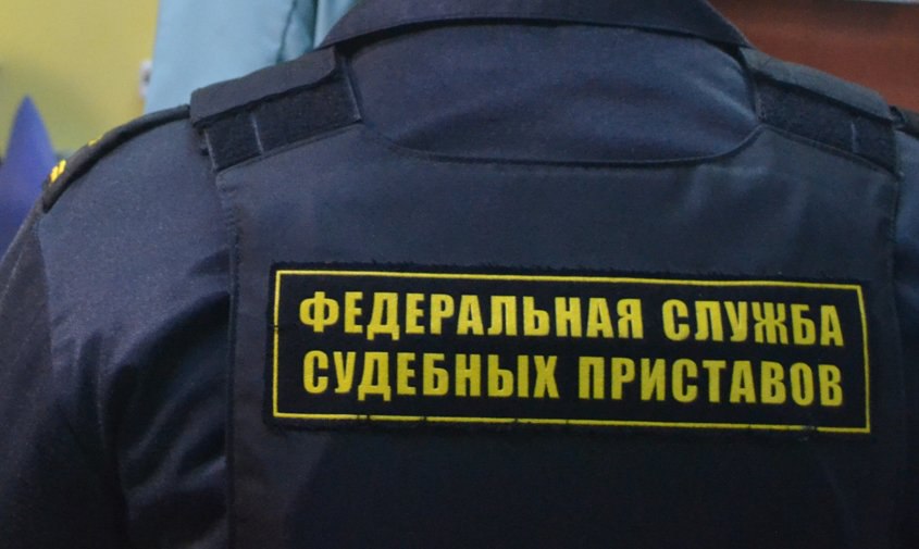 Житель Белогорска погасил долг по алиментам незадолго до 18 летия дочери В Белогорске судебные приставы добились погашения крупной алиментной задолженности 44 летний местный житель накопил долг в размере 225 000 рублей уклоняясь от выплат на содержание своей дочери Должник который официально не работал долгое время игнорировал решение суда о выплате алиментов Ситуация изменилась после того как судебные приставы применили к нему меры принудительного воздействия asn24 ru news society 138979 Фото АСН24 общество