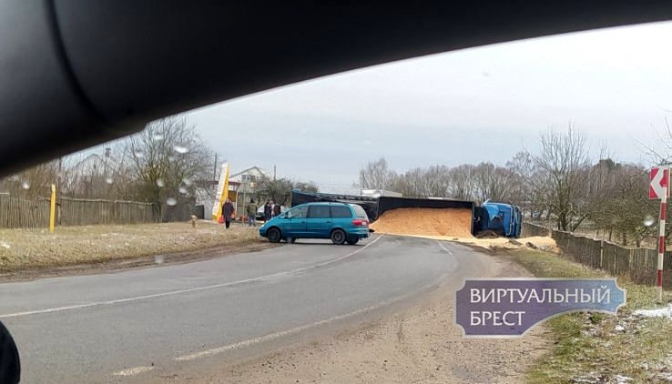 Сегодня в Пружанском районе грузовик перекрыл дорогу Р-44 «Гродно — Ружаны — Ивацевичи».   По предварительной информации на 124-м километре возле деревни Павлово у автомобиля Scania выстрелило колесо, 31-летний водитель не справился с управлением, и автомобиль перевернулся.  К счастью, в результате ДТП никто не пострадал. Грузовик получил повреждения, а груз оказался на дороге.