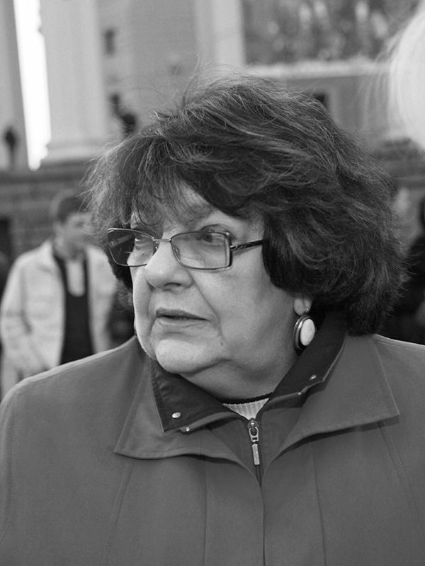 Умерла основательница телекомпании РЕН ТВ Ирена Лесневская сообщила гендиректор VK Видео Марианна Максимовская которая несколько лет работала заместителем главного редактора телеканала и вела передачу Неделя Лесневской было 83 года Человек чьим именем назван канал РЕН который она когда то создала Ирене Стефановне очень многим обязана я лично и мои коллеги по Неделе И все российское телевидение для которого она так много сделала в своей жизни написала Максимовская Лесневская основала телекомпанию в 1991 году вместе с сыном Дмитрием и была ее гендиректором и президентом до 2005 года Одноименный канал начал вещание в 1997 м Она была президентом холдинга REN Media Group издателем и главным редактором журнала The New Times нынешний главный редактор издания Евгения Альбац внесен в России в реестр иноагентов членом Академии российского телевидения и академии кинематографических искусств Ника Фото Анатолий Ломохов Global Look Press РБК в Telegram и MAX