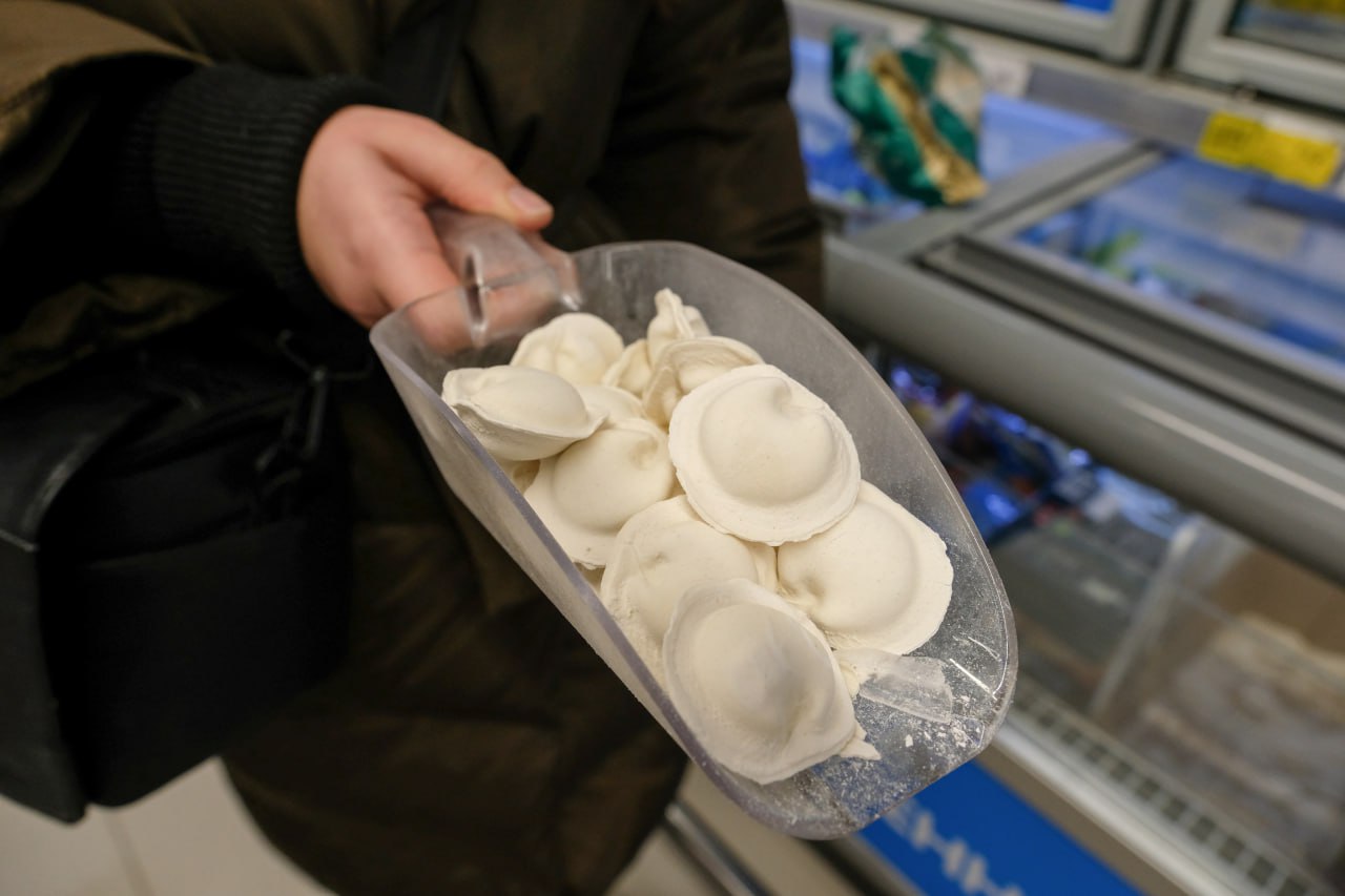 Мужчина с муляжом гранаты требовал пельмени и водку в магазине 21 февраля в обеденное время мужчина пришел в магазин на улице Подковырова на Петроградке и потребовал от администратора выдать ему пачку пельменей и бутылку водки В руках у проголодавшегося тем временем был предмет похожий на гранату Правда пообедать чем либо петербуржец не успел за ним быстро выехала полиция Задержанным оказался 53 летний неработающий житель Петроградского района Еду и напитки он не получил но получил уголовку за разбой Ты не ты когда голоден Читай нас в MAX Читай нас в Telegram