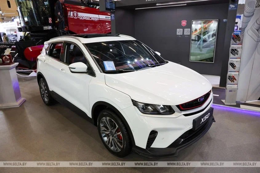 Завод БелДжи собрал первую партию обновлённых Belgee X50 с другим мотором Это кроссоверы с четырёхцилиндровым турбодвигателем вместо прежней трёшки сообщает БЕЛТА Характеристики пока не названы Грядущее обновление было анонсировано в конце 2025 года Тогда же было заявлено что помимо нового мотора у X50 будет модернизированная электроника Как стало известно сейчас у компактного Belgee появился адаптивный круиз контроль Обновлённый вариант кроссовера получил обозначение X50 Когда именно он поступит в продажу пока не уточняется Журнал Авто ру online