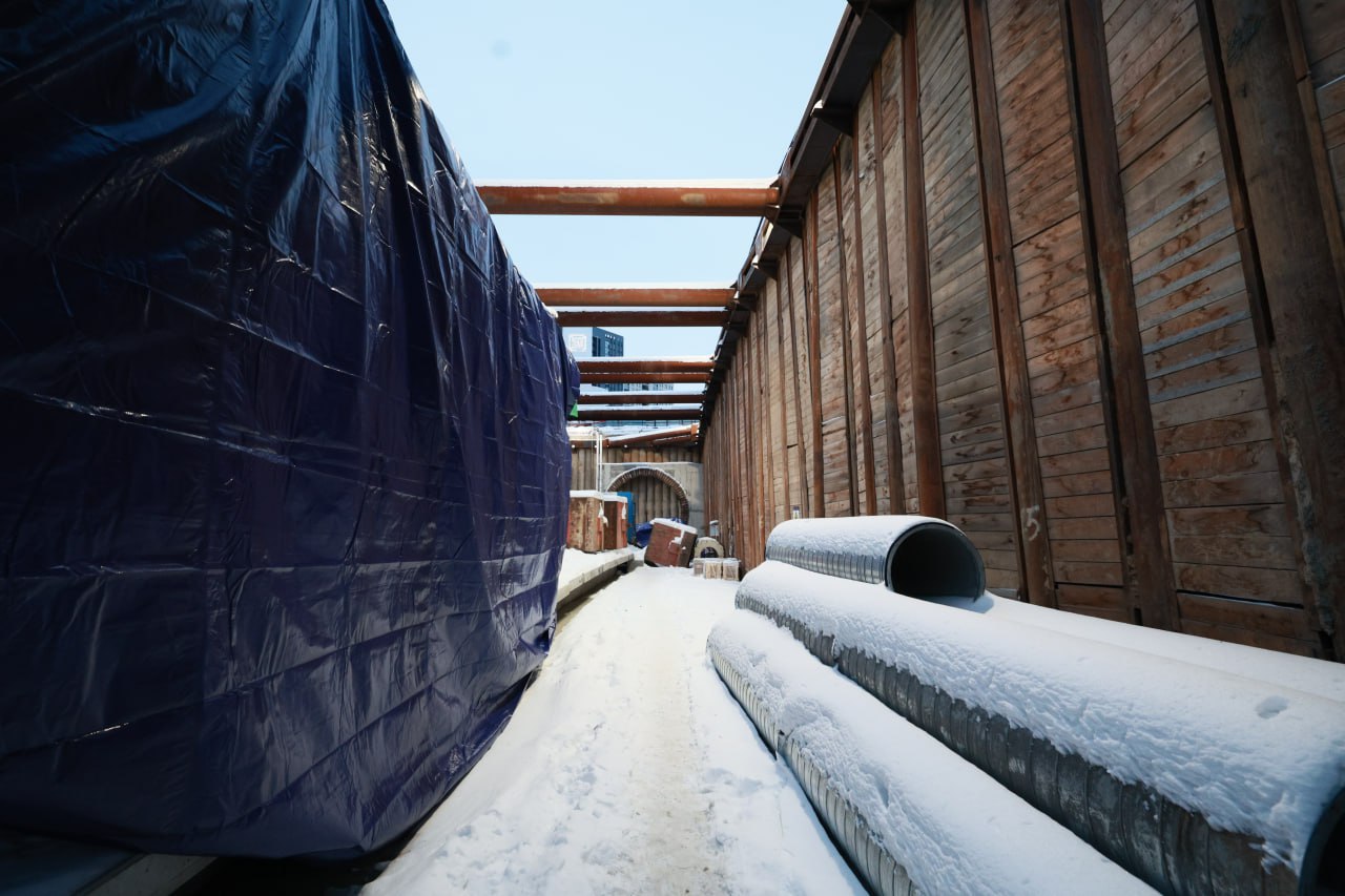 В Челябинск привезли еще два комплекса для прохода тоннелей метротрама Оборудование доставили на строительную площадку на улице Косарева Шестиметровый ротор и 32 тонный металлический защитный кожух привезли в Челябинск из Нижнего Новгорода где их использовали для прокладки тоннелей метро После переноса трамвайных путей на проспекте Победы будет построен стартовый котлован Затем начнется проходка тоннелей в сторону станции Торговый центр eanews ru Подписаться Прислать новость novosti chelyab bot
