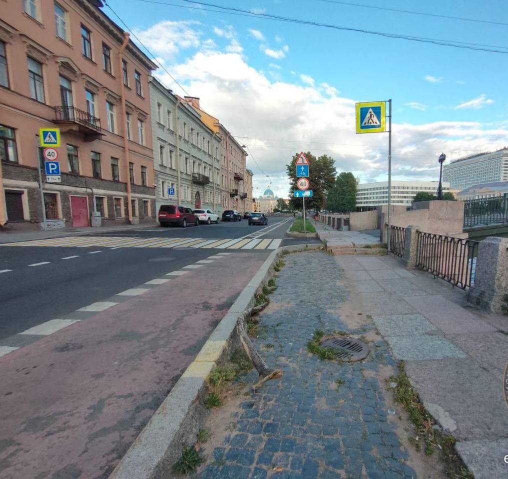 Котёнка спасли из люка у Английского моста  Местные жители услышали плач на улице и решили выяснить, в чем дело.   Около трёх часов волонтеры пытались добраться до котёнка. Операция осложнялась особенностями устройства ливневой канализации.  В итоге котенка пришлось поддеть петлёй, чтобы наконец вытянуть из люка.  #Центральный_РК