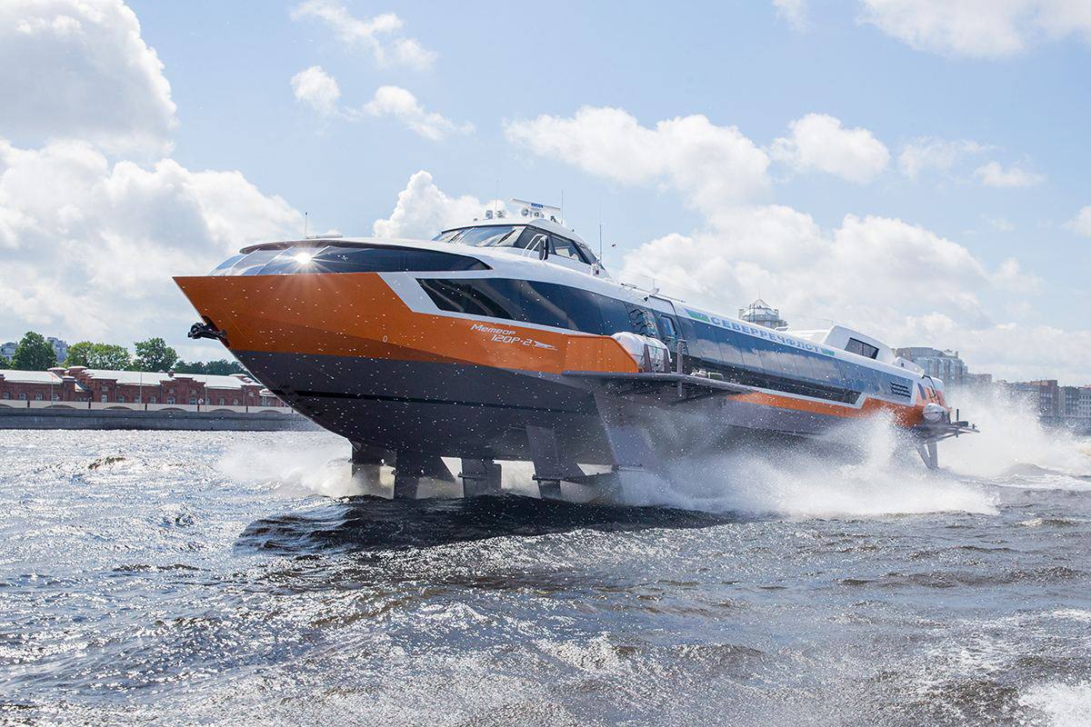 Метеоры планируют запустить между Нижним Новгородом и Астраханью в 2026 году Путешествие займёт пять дней и будет поделено на пять участков с остановками в Казани Самаре Саратове Волгограде и Астрахани В каждом из городов у пассажиров будет возможность познакомиться с местными достопримечательностями Подписаться на нас в MAX