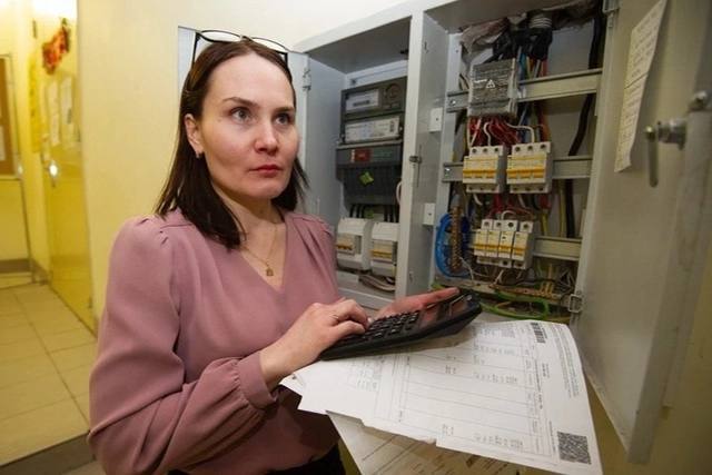 Новые тарифы на коммунальные услуги в ДНР с 1 июля 2025 года: сколько будем платить теперь Жители ДНР привыкают жить по российским стандартам. Вот и ежегодное повышение «коммуналки» у нас теперь приходится на 1 июля. Следующее изменение предусматривается на ту же дату в 2026 году. Исключение составили жилищные квитанции. Что и на какую сумму подорожает — в наших карточках.