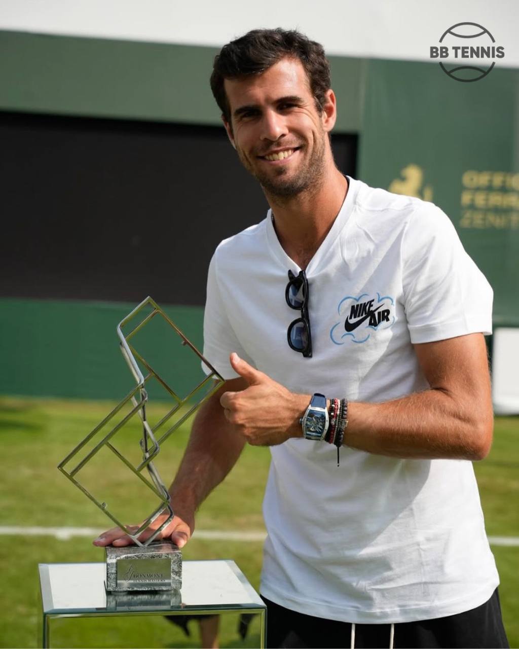 Карен Хачанов стал чемпионом выставочного турнира Bonmont Tennis Masters Российский теннисист армянского происхождения, серебряный призер Олимпиады-2020 в одиночном разряде, 24-я ракетка мира Карен Хачанов стал победителем выставочного травяного турнира Bonmont Tennis Masters, проходившего в швейцарском Шезерексе с 6 по 8 июня. По ходу турнира Хачанов в матчах группы А поочередно одолел поляка Хуберта Хуркача 6: 3, 6: 4 и француза Ришара Гаске 7: 5, 6: 3 . • Дзен • Сайт • TikTok • Facebook • Instagram • YouTube • X/twitter