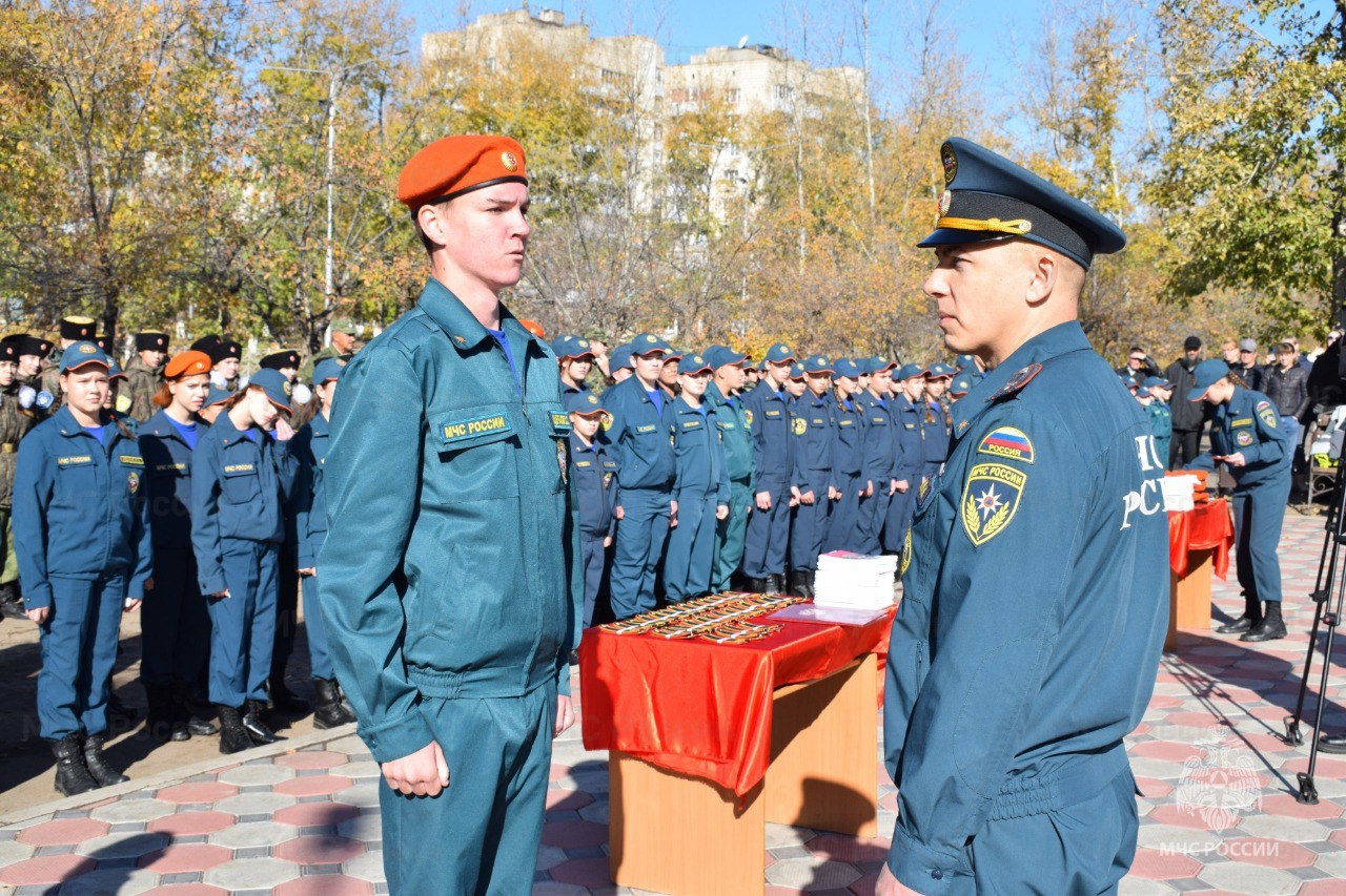 Ко дню празднования Дня гражданской обороны Российской Федерации в городе Краснокаменск состоялась торжественная церемония посвящения школьников в кадеты МЧС России.    Сразу 93 обучающихся МАОУ СОШ №6 стали кадетами. В ходе церемонии им вручили погоны и береты. Каждый кадет произнес торжественную клятву, подчеркивая важность служения стране.    ‍  Представители администрации, МЧС России, а также новоиспеченные кадеты отдали дань уважения погибшим при исполнении своего воинского долга, возложив "Венок памяти" и почтив их память Минутой молчания.    Главное управление МЧС России по Забайкальскому краю активно оказывает содействие общеобразовательным организациям по созданию и развитию кадетских классов. Кадеты МЧС России – будущее чрезвычайного ведомства.