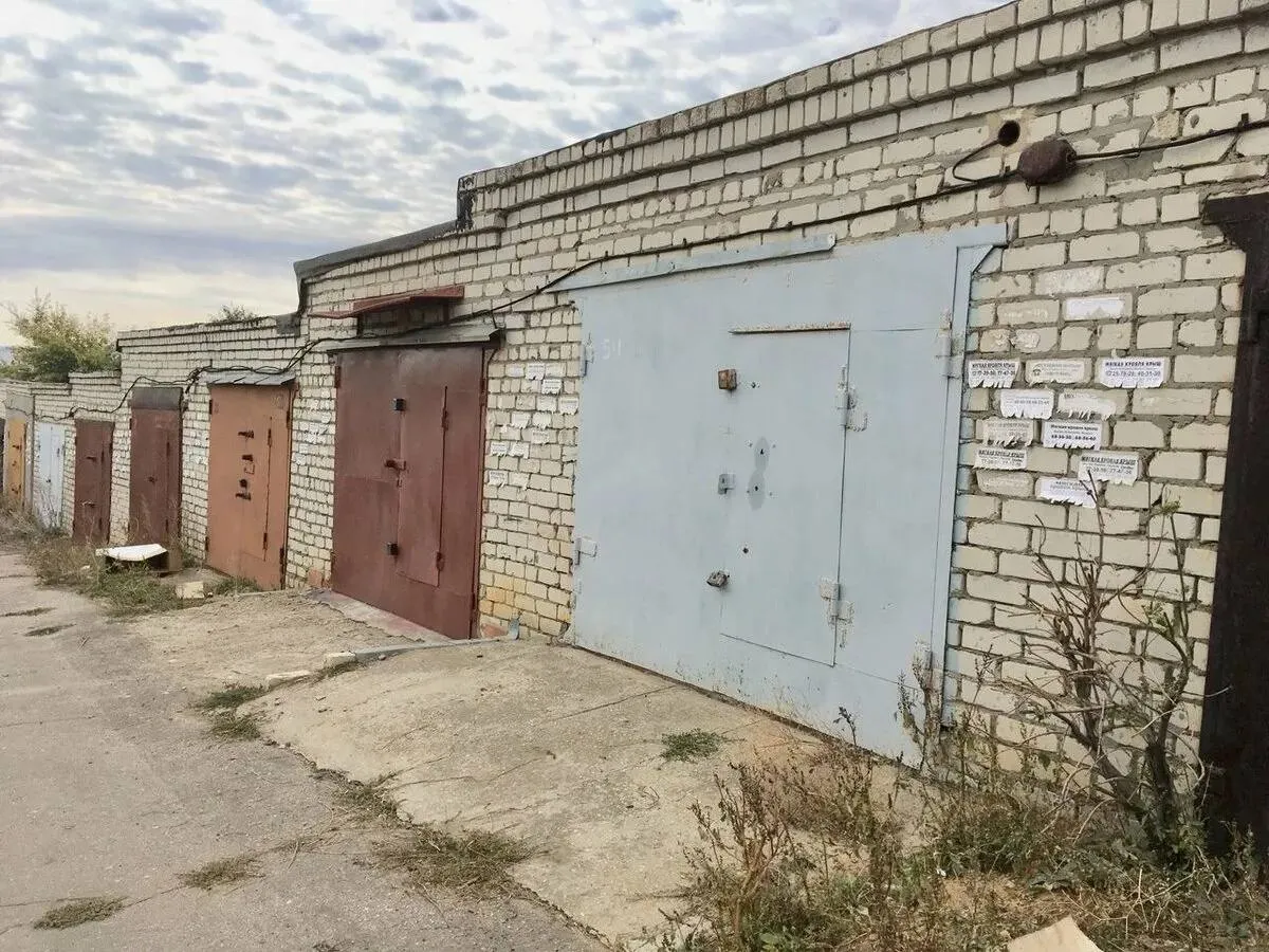 Гаражную амнистию предлагают продлить до 2031 года Правительство РФ поддержало инициативу о продлении упрощенного порядка регистрации гаражей еще на пять лет до сентября 2031 года с учетом отдельных замечаний Действующий срок программы до 1 сентября 2026 года Сейчас механизм позволяет владельцам гаражей построенных до конца 2004 года оформить право собственности без обращения в суд По данным Росреестра с 2021 года уже легализовали около 249 тысяч гаражей и более 496 тысяч земельных участков kub news ru