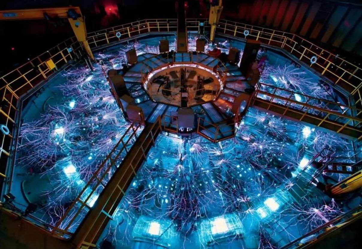 Искусственное солнце Китая вступает в финальную стадию сборки На научном острове в Хэфэе провинция Аньхой идёт напряжённая финальная сборка компактной термоядерной установки BEST Burning Plasma Experimental Superconducting Tokamak проекта получившего неофициальное название искусственное солнце Эта установка по замыслу китайских учёных и инженеров должна в 2027 году стать первой в мире которая продемонстрирует реальную выработку электроэнергии за счёт управляемого термоядерного синтеза В октябре 2025 года был успешно установлен Дюва основание массивный фундамент весом более 400 тонн диаметром 18 метров обеспечивающий точность монтажа в пределах 2 мм Это означает переход от подготовительных работ к активной установке сверхпроводящих магнитов вакуумной камеры дивертора и других критически важных систем geonrgru YouTube sponsr ru