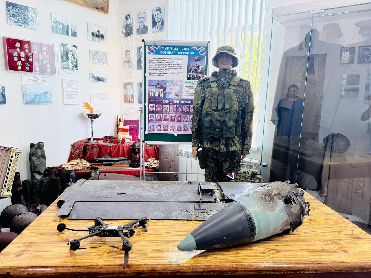 Рязанцы привезли экспонаты из зоны СВО в краеведческий музей Геническа Шефы из Рязанской области пополнили экспозицию краеведческого музея в Геническе. Туда привезли экспонаты с полей специальной военной операции для зала воинской славы. Руководство музея выразило благодарность Рязанской области и уверенность в дальнейшем сотрудничестве. Напомним, Рязанская область неоднократно оказывала помощь музею.