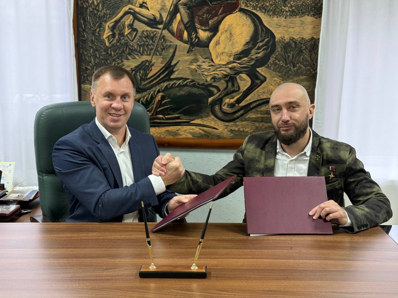 В Белгороде состоялось знаковое событие Белгородская федерация кикбоксинга под руководством ЗМС России Олега Утенина и БРОВО Боевое братство во главе с Героем России Вячеславом Воробьевым заключили партнерское соглашение Это объединение двух сильных систем каждая из которых работает с молодежью и отвечает за воспитание характера дисциплины и уважения к стране Теперь их опыт и ресурсы будут работать сообща Для спортивного сообщества региона это означает Запуск новых проектов где спорт и патриотическое воспитание дополняют друг друга больше практических встреч с людьми прошедшими реальную службу развитие мероприятий способных привлечь заинтересовать и увлечь молодежь усиление инфраструктуры и возможностей для подготовки спортсменов Белгород всегда славился крепкими бойцовскими традициями Теперь этот фундамент становится ещё прочнее Уверены что партнёрство приведет к ярким совместным инициативам росту интереса к кикбоксингу и укреплению воспитания ребят которые завтра будут представлять регион на спортивных аренах страны Вместе мы формируем среду где сильный характер воспитывается делом на тренировках на соревнованиях и на реальных примерах наставников Федерация кикбоксинга России Проголосуй за кикбоксинг