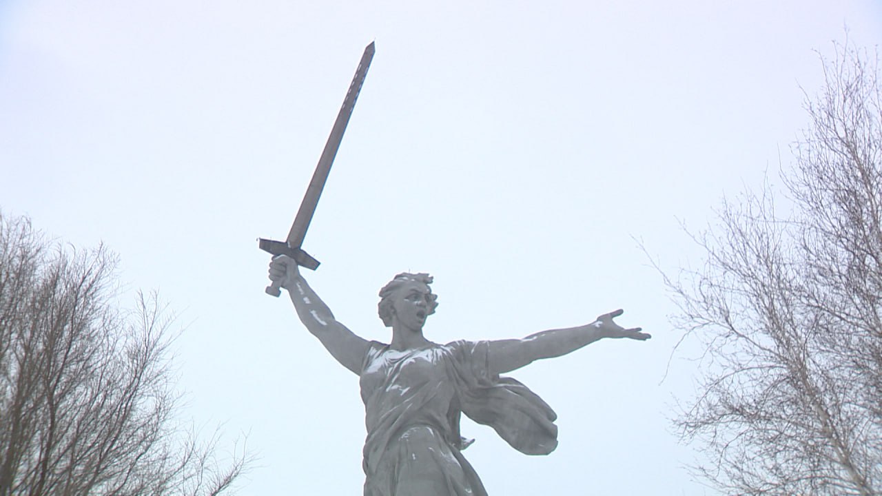 В Волгограде подготовили мероприятия к 83 летию Сталинградской Победы Образовательные учреждения проведут для учащихся Уроки мужества викторины встречи с ветеранами и спортивные соревнования Городские библиотеки приглашают читателей на выставки конкурсы презентации и творческие гостиные В районных ДК волгоградцы смогут посетить концерты и театрализованные постановки Во всех районах 1 и 2 февраля состоятся церемонии возложения венков и цветов к памятным местам города героя Подробная программа доступна по ссылке Подписаться Перейти на сайт MAX