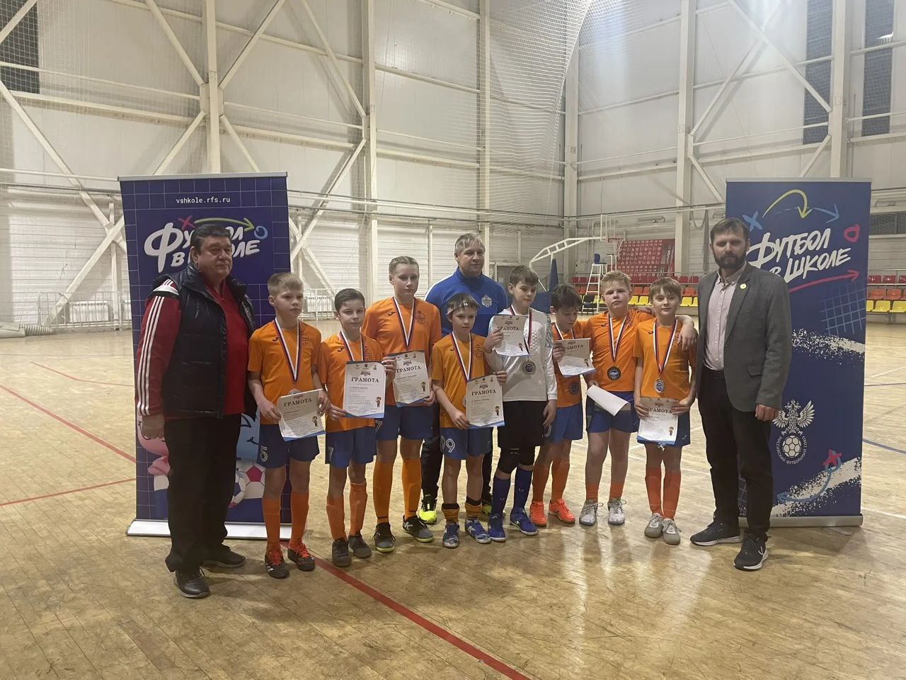 В Белове прошёл регэтап Всероссийских соревнований спортивной школьной лиги по футзалу Кожаный мяч Игры проходили на базе физкультурно оздоровительного комплекса Металлург Участие приняли 135 юных спортсменов в составе 20 команд Места распределились следующим образом Мальчики 2014 2015 гг р 1 место кемеровская школа 85 2 место новокузнецкий лицей 76 3 место школа 3 города Анжеро Судженск Мальчики 2012 2013 гг р 1 место Мирновская школа Ленинск Кузнецкого муниципального округа 2 место Кемеровское президентское кадетское училище 3 место кемеровская школа 97 Юноши 2010 2011 гг р 1 место Кемеровское президентское кадетское училище 2 место кемеровская школа 78 3 место Панфиловская школа Ленинск Кузнецкого муниципального округа Юноши 2008 2009 гг р 1 место кемеровская школа 34 2 место беловский лицей 22 3 место школа 8 Ленинск Кузнецкого муниципального округа Гордимся и поздравляем Подписаться в MAX