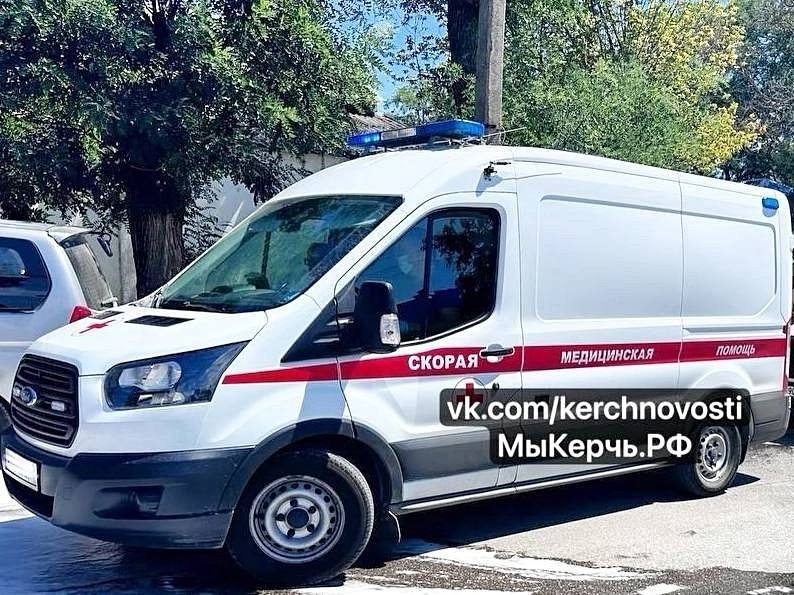 «Скорую» на ДТП теперь вызывать по номеру «135» В Крыму решили ввести отдельный номер приема вызовов «скорой помощи», когда дело касается ДТП. Пишет МыКерчь.РФ со ссылкой на Минздрав. В службе скорой медицинской помощи Республики Крым выделен специальный номер для приема экстренных вызов, связанных с дорожно-транспортными происшествиями. Звонки по поводу ДТП принимаются по номеру «135» бесплатно с мобильных и стационарных телефонов . Министерство здравоохранения Республики Крым просит жителей и гостей региона сохранить указанный номер и использовать его исключительно в случаях необходимости оказания медицинской помощи пострадавшим при ДТП. Вместе с тем, при необходимости оказания экстренной медицинской помощи по иным причинам следует обращаться в службу СМП по номеру «103». Фото: архив МыКерчь.РФ