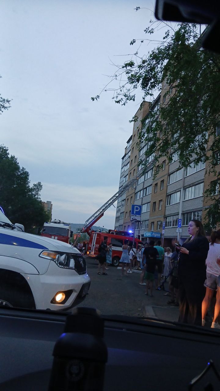 Пожар произошёл в квартире на улице Красноармейская,63 На месте работают сотрудники МЧС. У краевого ведомства оперативный комментарий по происшествию получить не удалось. Фото: тг-канала 18+ "Дорожная обстановка". ChitaMedia Забайкальский край