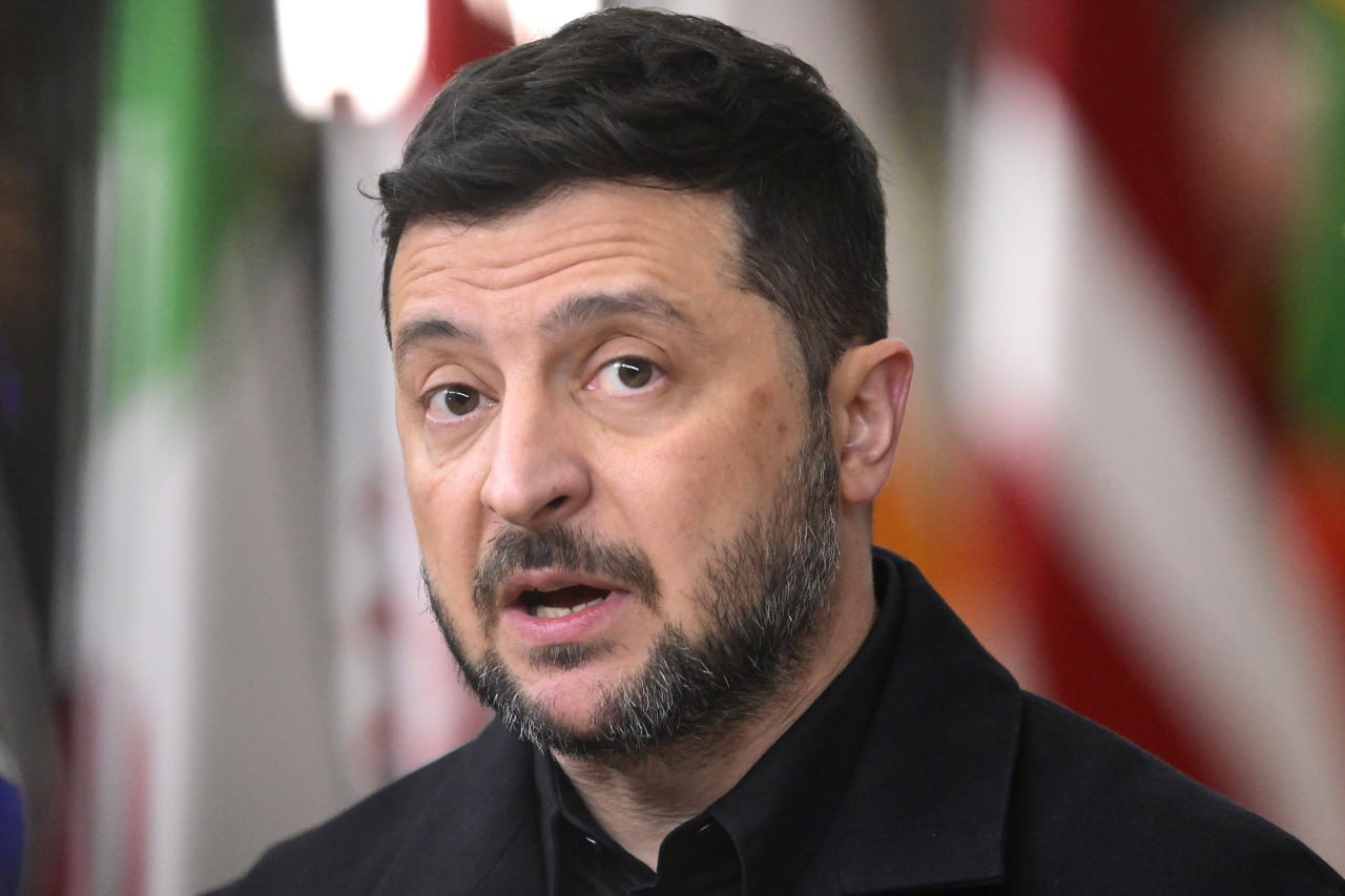 Владимир Зеленский завтра отправится в Турцию для подготовки к активизации мирных переговоров Об этом он сообщил в своем телеграм канале Готовим активизацию переговоров и у нас есть наработанные решения которые предложим партнерам Всеми силами приближать окончание войны это первый приоритет Украины Работаем также чтобы возобновить обмен и возвращение пленных написал Зеленский На прошлой неделе Стамбул посетил секретарь СНБО Украины Рустем Умеров которому Зеленский в конце июля поручил активизировать переговорный трек Целью визита Умеров обозначил разблокировать процесс обменов 15 ноября Умеров заявил что при посредничестве партнеров в Турции и ОАЭ стороны согласились активировать стамбульские договоренности По его словам речь идет об обмене 1200 украинцев Фото IMAGO Philip Reynaers Global Look Press РБК в Telegram MAX