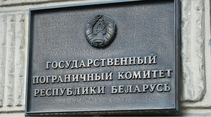 Погранкомитет Беларуси перестал выпускать за границу российских призывников Погранкомитет Беларуси подтвердил что не выпускает за границу российских призывников с запретом на выезд после повестки передает ArbatMedia В ведомстве уточнили что граждане России которым ограничили выезд после получения повестки не смогут пересечь границу и через Беларусь Об этом представители Госпогранкомитета рассказали изданию Белсат Сотрудник комитета также сообщил о наличии общей базы России и Беларуси в которую вносят людей с запретом на выезд Если ответят что выезд не ограничен пожалуйста можно выезжать с территории Беларуси Если выезд запрещен то все вопросы к Российской Федерации Если лицо будет в базе его не выпустят Если его не будет в базе ограниченных к выезду мы выпустим ответили в комитете журналисту Белсата который представился частным лицом Прислать новость