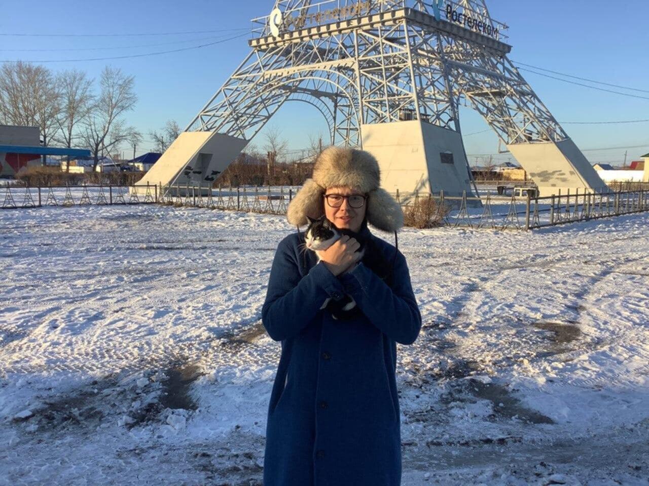 Историка и автора телеграм-канала «Архитектурные излишества» арестовали в Москве Автор телеграм-канала «Архитектурные излишества» Павел Гнилорыбов был арестован Мещанским судом Москвы по статье о неповиновении требованию силовика 19.3 КоАП , следует из данных на интернет-портале судов общей юрисдикции Москвы. Как сообщает искусствовед Ксения Коробейникова, Гнилорыбова отправили в спецприёмник на 15 суток. Дело НЕ в несанкционированной экскурсии. Адвокат есть. Близкие и друзья всем помогают. Надеюсь, произошло недоразумение, и все скоро разрешится. — написала Коробейникова. Политик Роман Юнеман утверждает, что Гнилорыбова арестовали за то, что он прошёл через кордоны полиции в сторону гостиницы «Националь», где у него был забронирован номер — кордоны были выставлены как мера безопасности в день репетиции Парада Победы. «Архитектурные излишества» — популярный канал об архитектуре и градостроительстве в России на момент написания новости имеет более 116 тысяч подписчиков . Часто публикации в этом канале провоцируют резонанс по разным темам, в том числе в политической плоскости — только в этом году были минимум два известных случая: обнаруженная Гнилорыбовым информация об улице Курта Кобейна в Пермском крае «завирусилась» в соцсетях и возмутила представителей движения «Ветераны России», которые предложили дать улице имя Николая Расторгуева. Также с публикации Гнилорыбова начался резонанс вокруг истории с превращением постамента памятника Ленину в Верхней Пышме в рампу для скейтбордистов — спустя несколько дней, после ряда высказываний депутатов Госдумы и партийных функционеров КПРФ власти города-спутника Екатеринбурга решили изменить проект. На минувшей неделе материал о поездке Гнилорыбова на Урал публиковало издание It s My City. Фото: соцсети Телеграм-канал Поддержать Подписаться Прислать новость