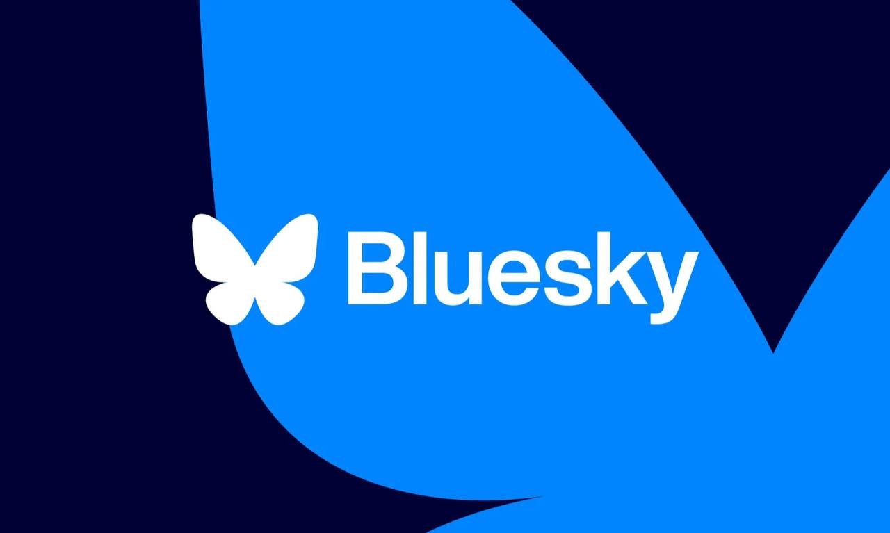 Соцсеть Bluesky за неделю привлекла 700 тыс. новых пользователей  За последнюю неделю социальная сеть Bluesky увеличила свою аудиторию на 700 тыс. человек, — общее число пользователей достигло 14,5 млн. Большинство новых юзеров — из США.   Рост популярности платформы связывают с тем, что пользователи массово ищут альтернативу для X  экс-Twitter . Людей отталкивает количество негатива на платформе, а также неоднозначные решения Илона Маска, которому принадлежит платформа. В частности, многих смущает его активная поддержка Дональда Трампа.    Сейчас Bluesky занимает второе место среди бесплатных социальных приложений в американском App Store, уступая лишь Threads от Meta .   организация признана экстремистской и запрещена в РФ