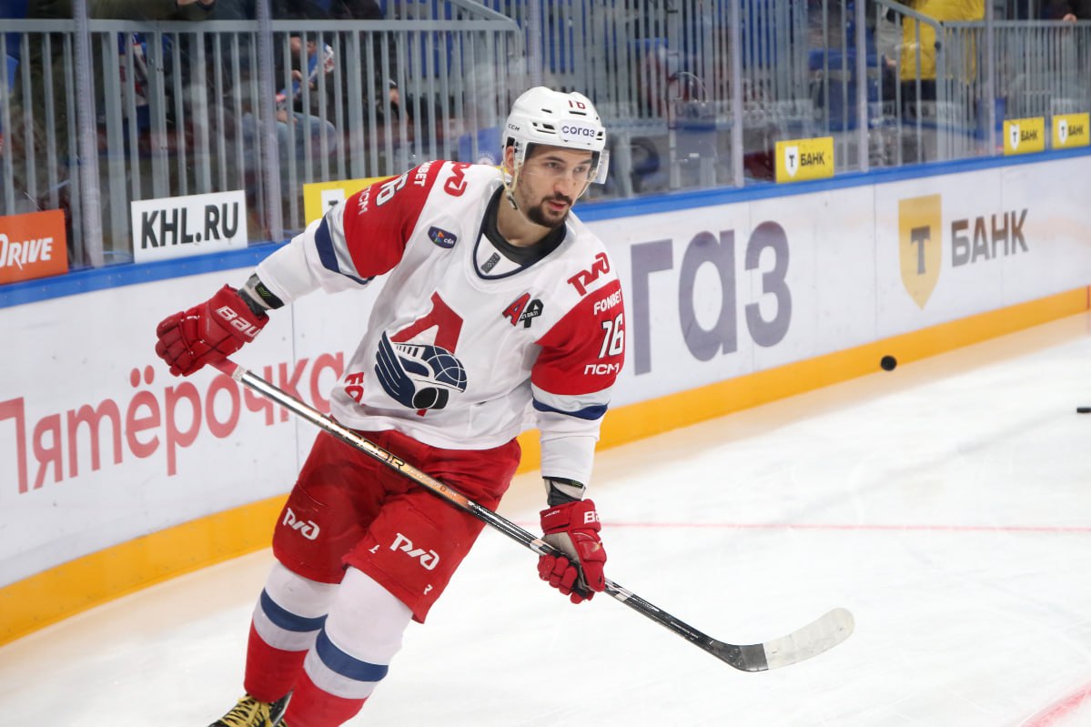 Спартак в третий раз подряд проиграл чемпиону КХЛ Локомотив победил Спартак в гостевом матче регулярного чемпионата КХЛ со счетом 3 2 В основное время у Спартака забили Никита Коростелев на 12 й минуте и Даниил Гутик 44 у Локомотива Максим Березкин 4 и Артур Каюмов 37 В овертайме победу гостям принес Байрон Фрэз 62 Каюмов забросил 118 ю шайбу за Локомотив и повторил рекорд Егора Аверина по голам за команду в КХЛ Global Look Press Подписаться на РБК Спорт