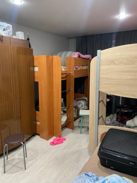 В Норильске две подружки организовали интим-бизнес Две подруги из Иркутска и Красноярска одной 45 лет, другой - 44 организовали в Норильске интим-бизнес. Приехав в город в 2023 году, дамы сняли в аренду парочку квартир: в одной жили, в другой шел прием клиентов. Дело поставили на широкую ногу. По информации краевого главка МВД, помимо самих подруг, на контору работал водитель и четыре девушки, которых вовлекли в проституцию, велся учет заявок от клиентов и получаемых в оплату за интим средств, имелись банковские карты и даже визитки. Сейчас компания, включая водителя и коллектив, задержана сотрудниками угро. Все учетные записи и деньги 6 900 рублей изъяты. Дознаватели возбудили уголовное дело по ч. 1 ст. 241 УК России организация занятия проституцией . Максимальное наказание по этой статье до 5 лет лишения свободы. Организаторам фирмы избрана мера пресечения в виде подписки о невыезде и надлежащем поведении. На четверых «жриц любви» составлено четыре административных протокола по ст. 6.11 КоАП России занятие проституцией . В настоящее время проводятся мероприятия по установлению всех обстоятельств совершения преступления, - добавили в полиции города. Если у вас есть интересные новости, пишите нам сюда –