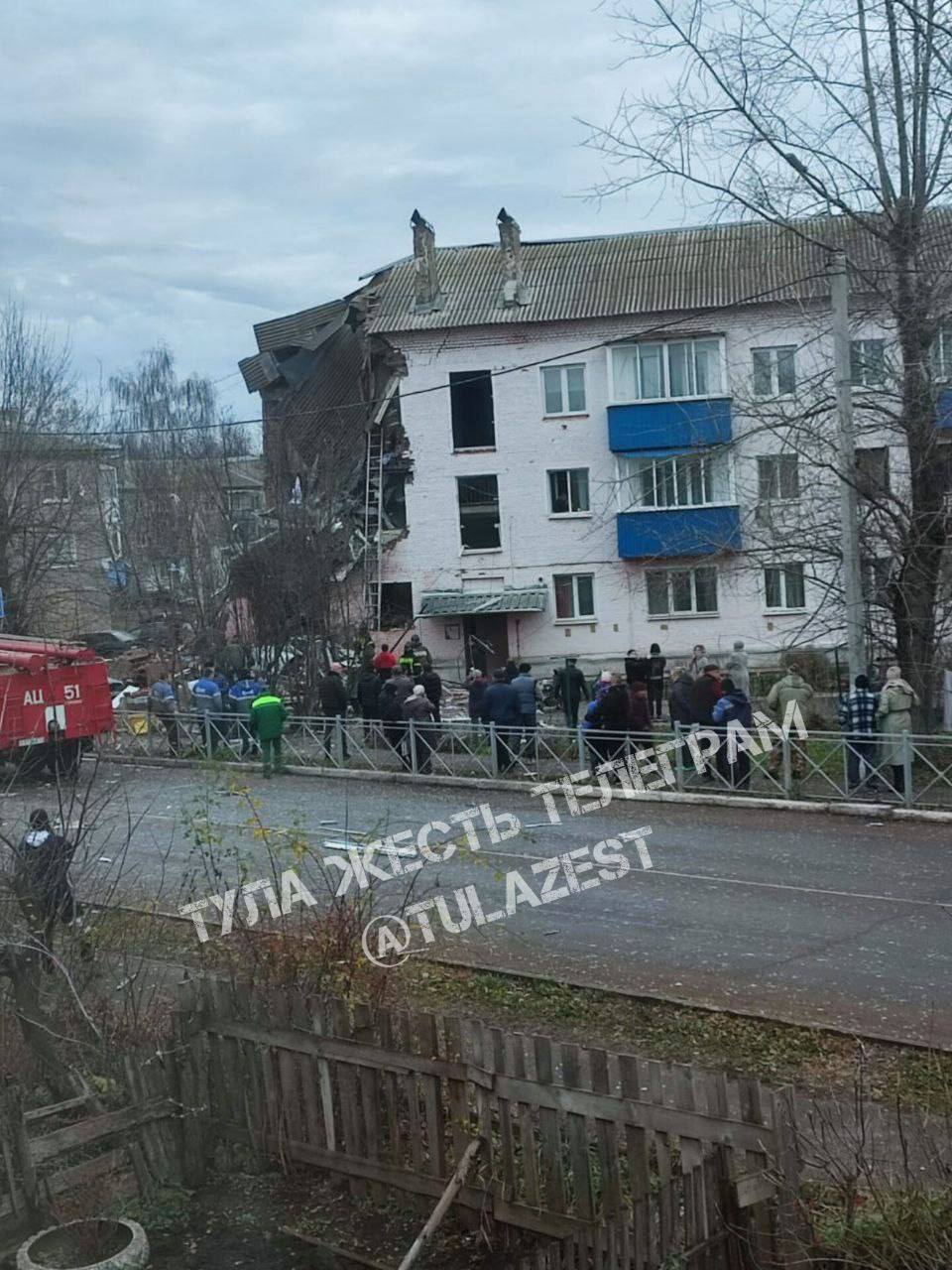 Обрушился подъезд жилого дома в Куркино Тульской области ЧП случилось утром на Ленина 10 Очевидцы пишут в соцсетях что слышали взрыв В СК сообщили что по факту обрушения подъезда возбуждено уголовное дело на месте происшествия работают следователи Подписаться на канал Написать нам Мы в MAX