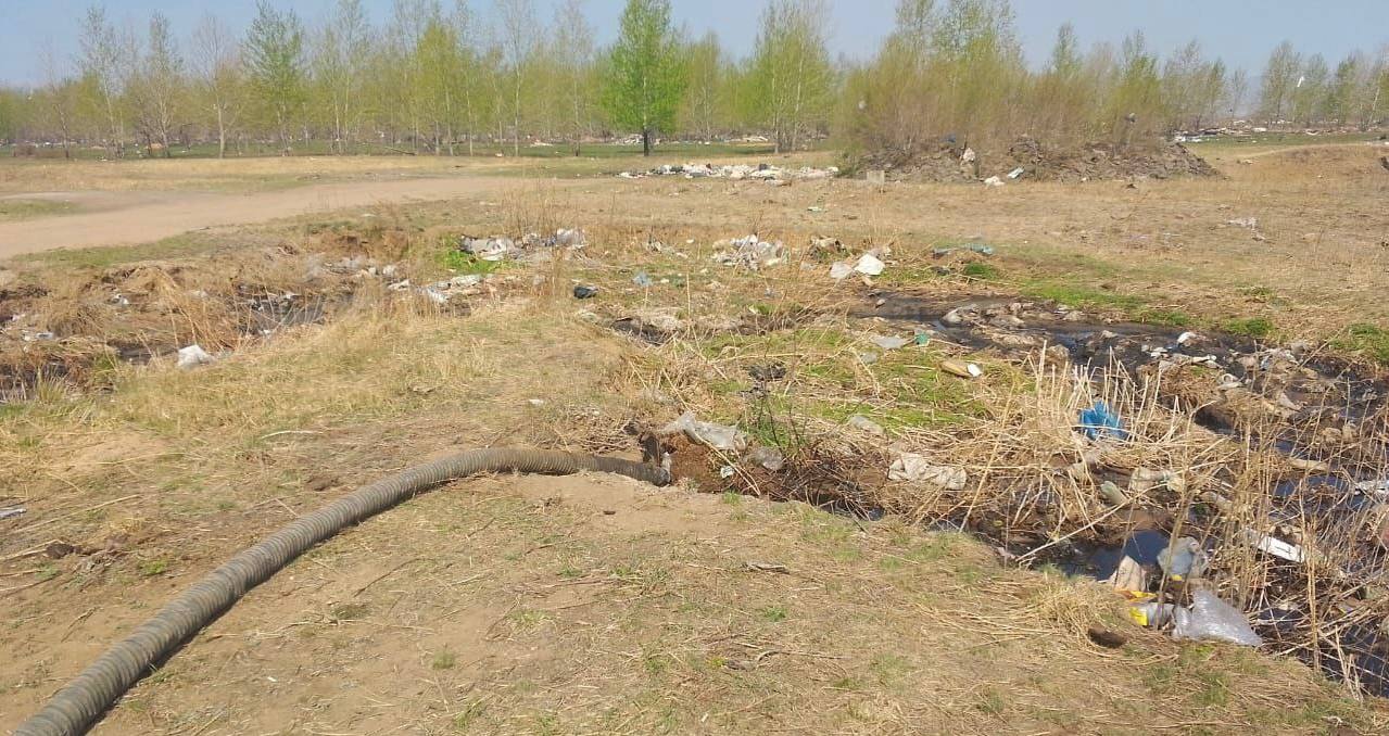 Забайкалец заплатит штраф 40 тысяч рублей за слив жидких отходов в пригороде Читы Региональный эконадзор сегодня рассмотрел административный протокол возбужденный на прошлой неделе по результатам выявленного в сентябре факта слива жидких отходов на почву Гражданин признан виновным ему назначен штраф в 40 тысяч рублей В случае неуплаты штрафа сумма будет удвоена и так до тех пор пока штраф не будет оплачен В ходе рассмотрения дела гражданин пояснил что это была вынужденная мера и что ранее аналогичных действий он не совершал Однако для применения санкции в виде предупреждения оснований не было Минприроды эконадзор