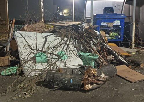 Боремся с беспределом службы ЖКХ жители Макарова жалуются на открытые люки и переполненные баки Люди жалуются на сорняки мусор неубранную скошенную траву На улице Милютина 4б и в парке Белые цветы с 28 октября не вывозят мусор Открытые люки представляют опасность на улицах Милютина 4б и Ленинградской 3 где дорога плохо освещена В плачевном состоянии детская и скейт площадки от немытых мусорных баков распространяется неприятный запах На придомовой территории находятся автомобильные покрышки подлежащие утилизации Председатель КУМС Макаровского округа Андрей Анищенков утверждает что вопросы решаются своевременно Он пояснил что резиновое покрытие с детских площадок было демонтировано как непригодное вывоз мусора задерживался из за проблем у подрядчика но всё пришло в норму Претензия по поводу немытых баков и открытых люков будет направлена управляйке В мэрии сообщили о служебных проверках и выговорах виновным должностным лицам Нарушения обещают устранить в ближайшее время