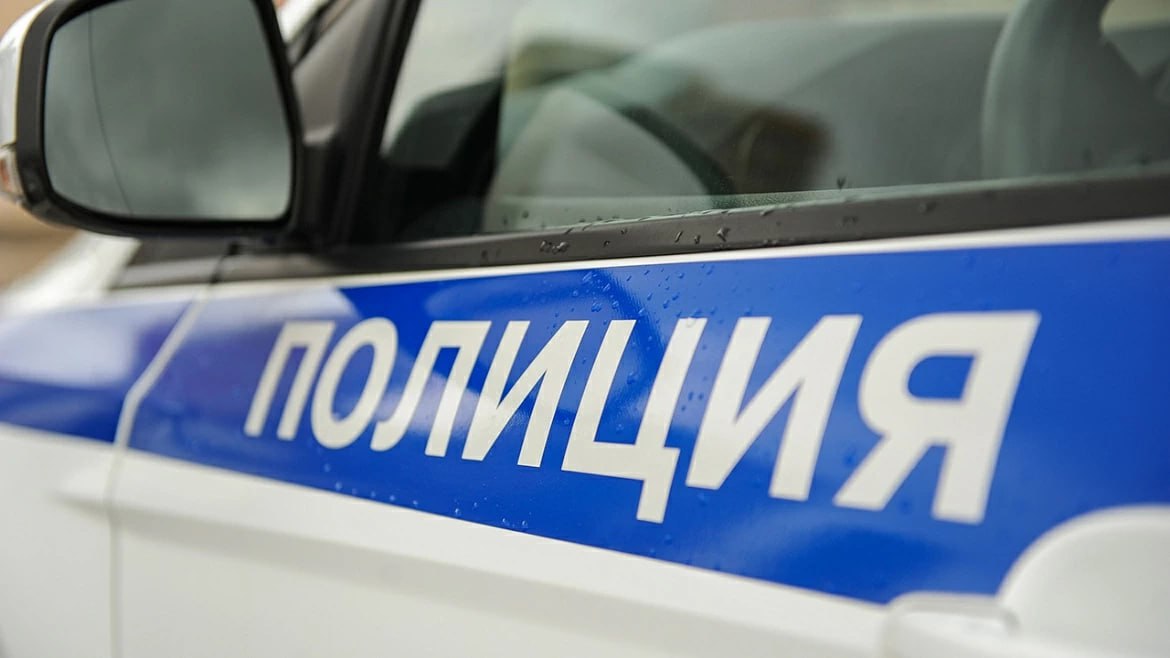 В Новомосковске стражами порядка изобличен подозреваемый в краже из супермаркета В дежурную часть отдела МВД России по городу Новомосковску обратился администратор сетевого магазина. Мужчина сообщил, что из торгового зала, расположенного на улице Мира, была совершена кража кофе и шоколада. Ущерб от противоправного деяния составил 3 тысячи 143 рубля. В ходе проведения оперативных мероприятий и при просмотре записей с камер видеонаблюдения полицейскими был установлен ранее судимый за различные преступления 30-летний житель Донского. Злоумышленник признался в совершенном деянии. В настоящее время в отделе МВД России по городу Новомосковску проводится процессуальная проверка, решается вопрос о возбуждении уголовного дела по статье 158 УК РФ «Кража».