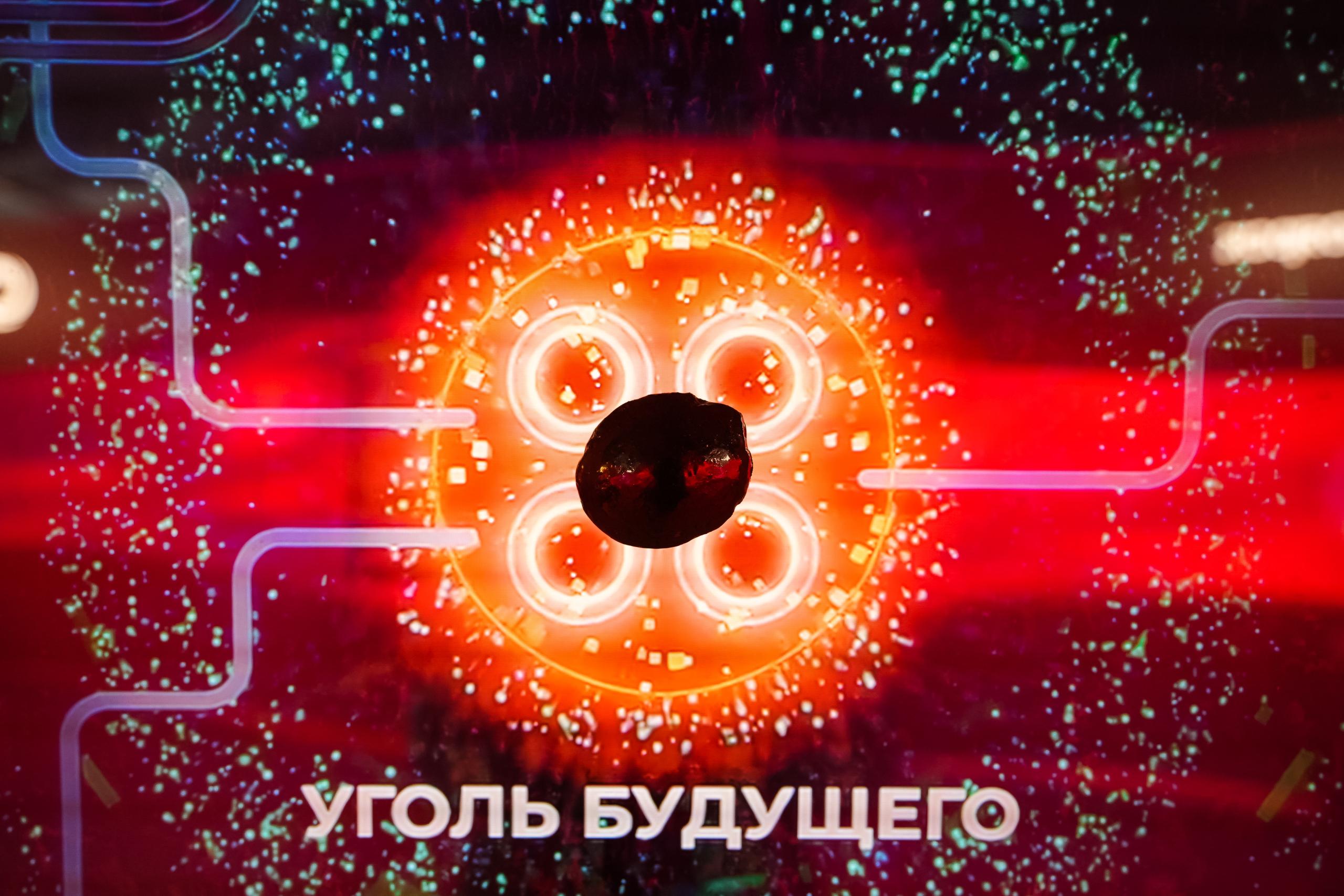 Музей сибирского тепла появится в Красноярском крае Совместный проект СУЭК Красноярск СГК и Фонда Мельниченко посвященный роли угольной энергетики в жизни Красноярского края и всей России открыть планируют в новом филиале Национального центра Россия в Красноярске Это второй из пяти пилотных региональных центров создаваемых по всей стране по поручению президента России Одной из ключевых локаций зоны ЭКСПО станет мультимедийное пространство Музей сибирского тепла Сибирь сердце угольной промышленности страны на нее приходится более 80 общероссийской добычи угля Здесь расположены крупнейшие угольные бассейны работают мощные угледобывающие предприятия СУЭК Красноярск За свою историю они добыли более 2 млрд тонн бурого угля Это современный взгляд на отрасль которая десятилетиями обеспечивала устойчивость и развитие сибирских городов Мы хотели создать пространство где технологии история человеческие судьбы и энергия Сибири объединяются в единый увлекательный образ будущего отмечает гендиректор Фонда Мельниченко Татьяна Журавлёва Гости экспозиции смогут ощутить себя на месте горняков и энергетиков центральная инсталляция музея Река тепла будет менять цвета согреваясь от прикосновения рук посетителей Погрузиться в производственные процессы позволят интерактивные игры а на площадке Герои сибирского тепла представят галерею трудовых династий предприятий СУЭК Красноярск и СГК У многих общий трудовой стаж превышает 200 лет а у самой богатой династии он достигает почти 500 лет Музей сибирского тепла представит самые мощные угледобывающие предприятия в регионе которые уже более 75 лет формируют энергобезопасность Красноярского края обеспечивая непрерывную работу объектов энергетики и коммунальной инфраструктуры сообщает гендиректор АО СУЭК Красноярск Евгений Евтушенко Экспозиция Музей сибирского тепла скоро станет доступна для всех желающих Она располагается в ЭКСПО филиала Национального центра Россия на набережной Енисея по улице Дубровинского Открытие нашей экспозиции практически совпало с пуском второго энергоблока Красноярской ТЭЦ 3 Это событие вдохновляет нас на создание пространства где каждый гость сможет понять как работа энергетиков влияет на повседневную жизнь рассказывает гендиректор Енисейской ТГК подразделение СГК в регионе Енисейская Сибирь Олег Бубновский Фото СУЭК