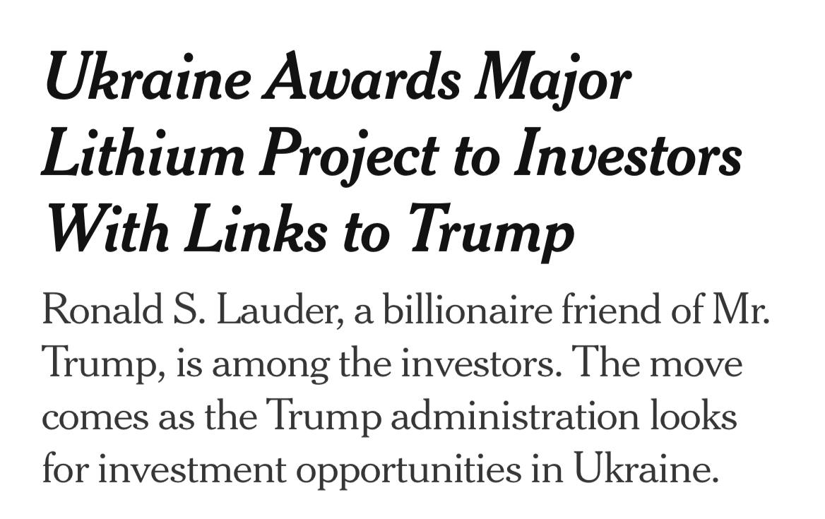 Украина предоставила право на разработку крупного месторождения лития группе инвесторов в которую входит миллиардер и друг Трампа пишет NYT Консорциум получивший право на разработку тесно связан с администрацией президента США В него входит Рональд Лаудер который знает Дональда Трампа со времен колледжа и подал ему идею покупки Гренландии Другим инвестором является TechMet энергетическая фирма частично принадлежащая инвестиционному агентству правительства США созданному во время первого срока Трампа Консорциум получил право на разработку литиевого поля Добра в Кировоградской области которое является одним из крупнейших в стране по запасам лития Оно будет разрабатываться на условиях контракта о разделе продукции который позволяет инвесторам добывать полезные ископаемые в обмен на передачу части продукции украинскому правительству