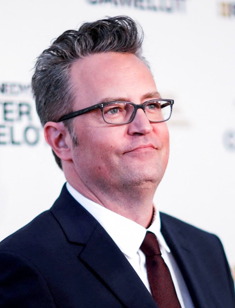 Врач который продал кетамин скончавшемуся актеру Мэттью Перри получил 2 5 года заключения По версии следствия когда лечащий врач актера отказался увеличивать ему дозировку кетамина для лечения депрессии звезда сериала Друзья обратился к Пласенсии Последний на суде признался что воспользовался зависимостью Перри Согласно судебным документам Пласенсия в переписке с другим врачом называл Перри идиотом которого можно было бы использовать ради денег ВПШ