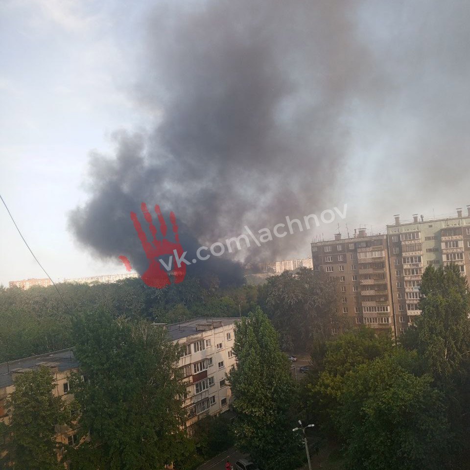 Еще один пожар разгорелся на ЧТЗ в районе Никольской рощи.     По словам очевидцев, дым потихоньку рассеивается.