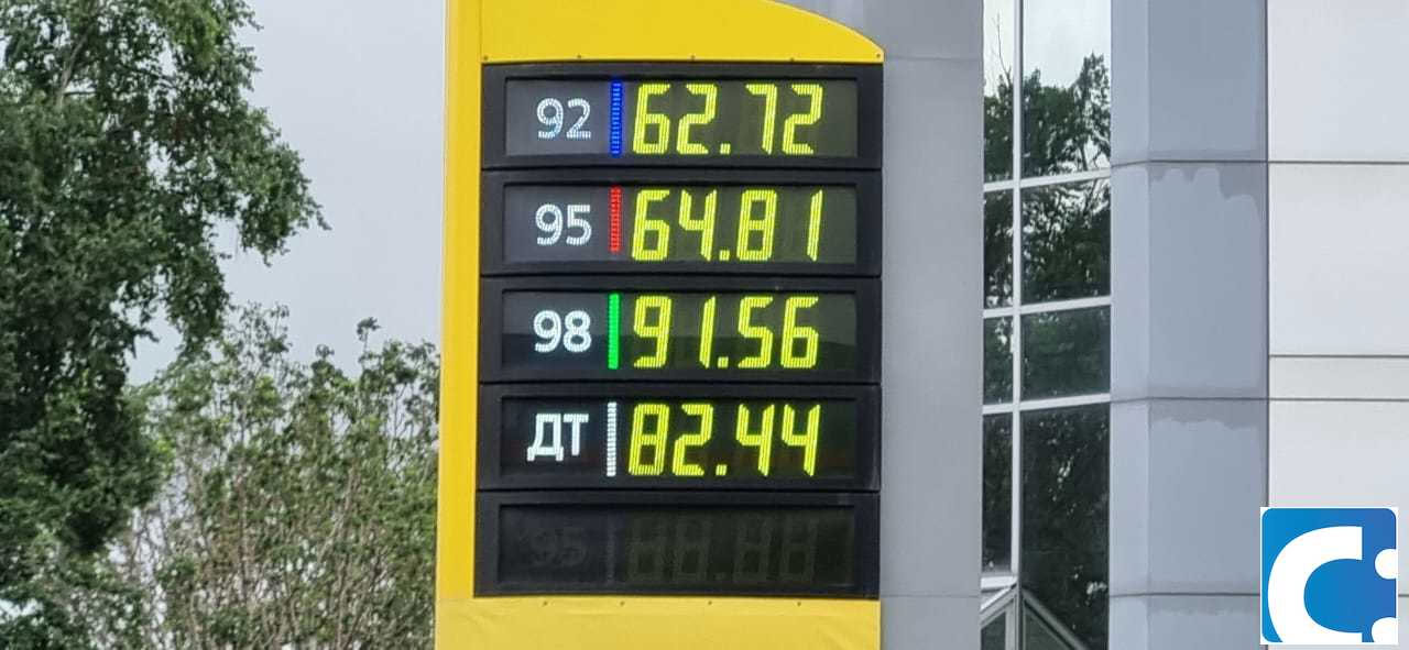 Бензин подорожал на выходных в Южно-Сахалинске  ННК снова повысил цену на весь бензин, который продается на его заправочных станциях в Южно-Сахалинске. Стоимость топлива выросла почти на рубль.  Сегодня цена бензина на АЗС Южно-Сахалинска и Корсакова составляет:  АИ-92 62,72  +0,9  руб., АИ-95 64,81  +0,9  руб., АИ-98 91,56  +0,88  руб.