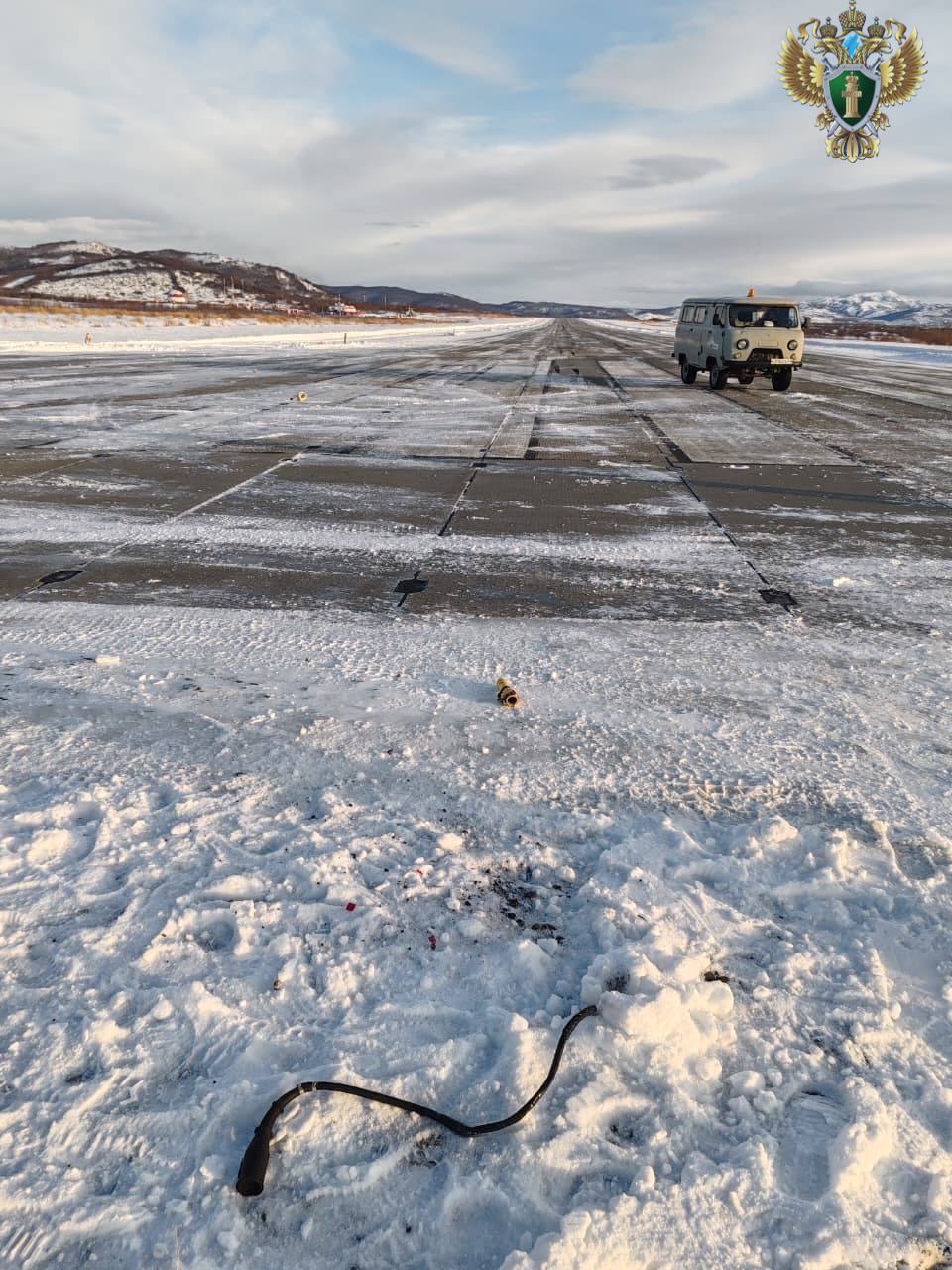 Ан 26 задел фонарь при посадке в Палане Самолет выполнял рейс из Петропавловска Камчатского При заходе на посадку чиркнул стойкой шасси по светосигнальному оборудованию на ВПП Борт благополучно приземлился Пассажиры и экипаж не пострадали Размер ущерба устанавливается Транспортная прокуратура и Восточное МСУТ СК организовали проверку исполнения требований законодательства о безопасности полетов Будет дана оценка действиям членов экипажа и аэропортовых служб Пристегните ремни