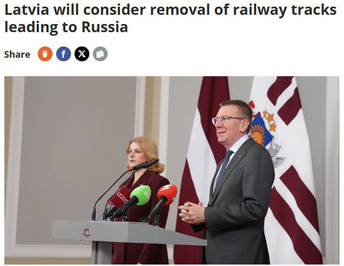 Правительство Латвии изучает возможность полного демонтажа участков железной дороги ведущих в Россию сообщает LSM со ссылкой на президента Эдгарса Ринкевичса По словам президента до конца года правительство совместно с Национальными вооруженными силами проанализирует возможный разбор железнодорожной инфраструктуры на восточной границе Одновременно Рига намерена согласовывать позицию с Литвой и Эстонией Однако большая ясность по этому вопросу согласно его данным появится в начале следующего года Он подчеркнул что напряженная ситуация на восточной границе сохранится надолго а демонтаж рельсов рассматривается как одно из решений по усилению безопасности Эта тема будет обсуждаться и на уровне лидеров стран Балтии Мы не можем исключать ни один вариант укрепления обороны и безопасности Но решения должны приниматься с учетом сроков масштаба работ и влияния на социально экономические процессы отметил Ринкевичс По его словам обсуждение в соцсетях сопровождается слишком большим количеством эмоций и недостатком рациональности Нехорошо что не хватает деталей и ясности поэтому общественность излишне встревожена Что то говорят в Риге но люди в Латгалии область на востоке Латвии граничащая с Россией не знают об этом создаются опасения и дезинформация сказал он Накануне премьер министр Эвика Силиня заявила что демонтаж железнодорожных путей одна из предложенных армией мер антимобильности в приграничных областях Она также подчеркнула что действовать необходимо совместно с другими странами Балтии а также с Польшей и Финляндией Глава МВД Рихард Козловскис заявил что пока существующие пути могут использоваться для грузовых перевозок однако при возникновении угрозы инфраструктура должна быть оперативно демонтирована Он отметил что часть информации по этому вопросу носит секретный характер однако ведомства оценивают возможность быстрого разборa рельсов в случае необходимости экспорт импорт tradewithoutborders торговлябезграниц логистика Латвия Россия жд Торговля без границ Экспорт Вашей продукции Решение любых вопросов ВЭД