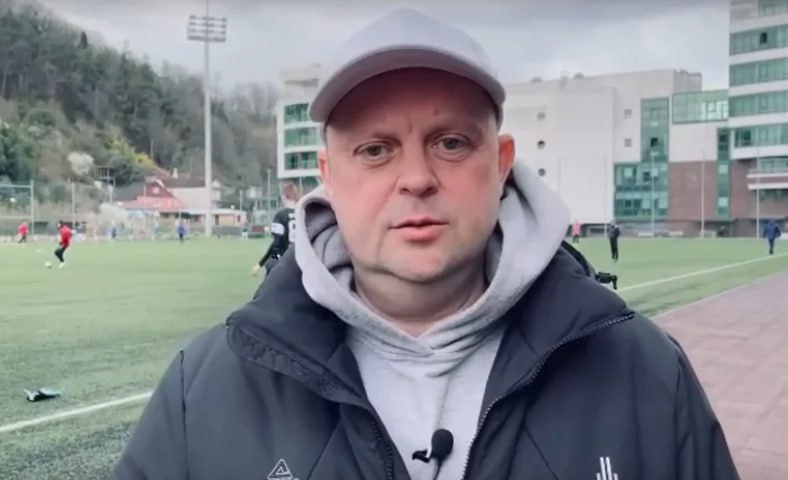 «Амкар» расторг трудовой договор с исполнительным директором клуба Исполнительный директор ФК «Амкар» Евгений Мелешин на фото покинул свою должность. Трудовой договор с ним расторгнут по соглашению сторон с 18 апреля. Об этом сообщает пресс-служба клуба. Напомним, в феврале 2025 года свой пост покинул президент «Амкара» Валерий Чупраков, которого сменил Дмитрий Мартынов. По данным собеседников «Ъ-Прикамье», по инициативе нового руководителя в клубе прошел аудит. В итоге проверяющие посчитали, что господин Мелешин, у которого было право финансовой подписи, якобы необоснованно тратил значительные средства на ряд проектов.