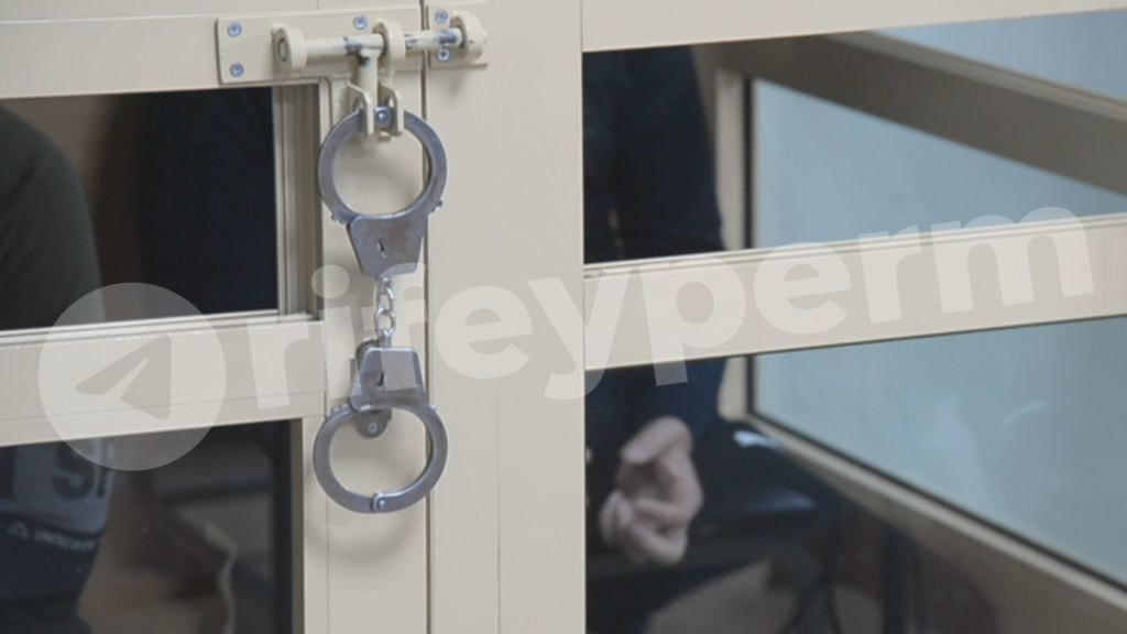 В Перми задержали парня, подозреваемого в убийство дедушки и бабушки В начале июня в Башкирии убили пожилую супружескую пару — 76-летнего мужчину и его 64-летнюю жену. Сотрудники правоохранительных органов проникли в квартиру через открытое окно и нашли погибших с ножевыми ранениями в шею и спину. Также исчез автомобиль пенсионеров. Машину позже нашли в кювете Кунгурского района Пермского края. Подозреваемым в убийстве стал их 20-летний внук. Его искали почти две недели и задержали в Перми, пишет Baza. На допросе он признался в преступлении. Возбуждено уголовное дело по статье «Убийство». Источник ЧП Пермь Прислать новость