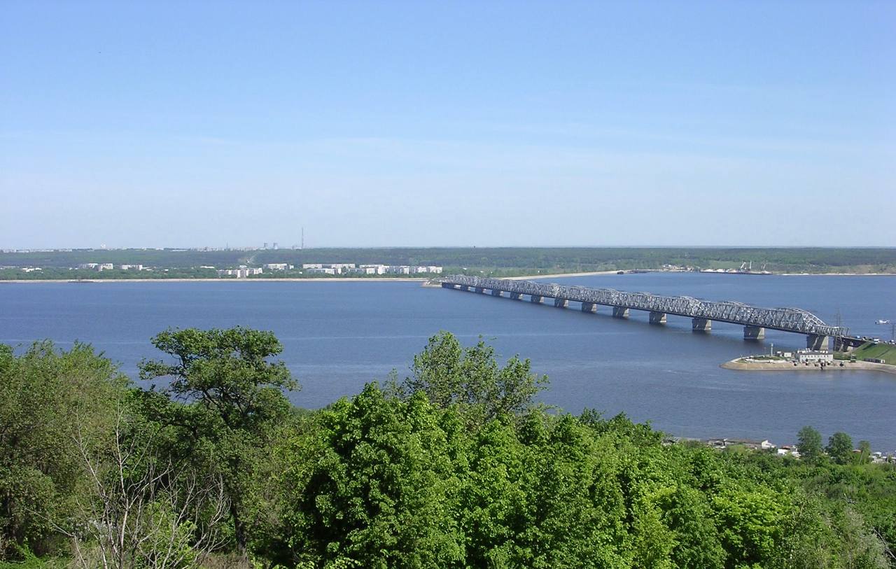 Татарстан направит 440 миллионов рублей на спасение Волги от накопленного мусора В 2026 году республика получит 440 8 миллиона рублей из федерального бюджета на оздоровление Волги Деньги пойдут на ликвидацию объектов накопленного вреда окружающей среде которые угрожают реке Речь идет о старых свалках заброшенных промышленных площадках и других источниках загрязнения накопившихся за десятилетия Вице премьер Татарстана Рустам Нигматуллин ранее отмечал что республика добилась заметных успехов в модернизации очистных сооружений Эта работа велась в рамках федерального проекта Оздоровление Волги который действовал с 2019 по 2024 год как часть национального проекта Экология KazanFirst в бот