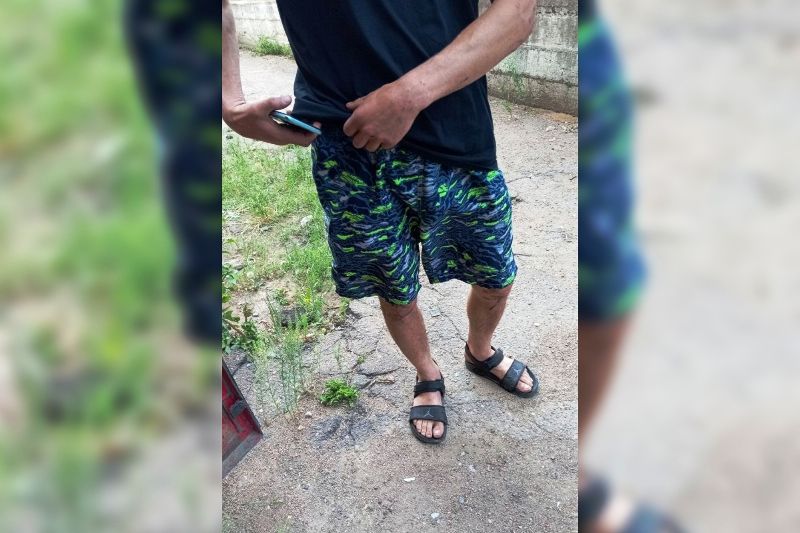 В Улан-Удэ задержали грабителя, избившего свою знакомую Сотрудники Росгвардии Бурятии накануне задержали 39-летнего жителя Улан-Удэ, который избил свою знакомую, а уходя отобрал у нее сумку с двумя мобильными телефонами, документами и деньгами. Пострадавшая обратилась в правоохранительные органы и передала приметы преступника. Заметили мужчину, схожего с оперативной ориентировкой, на одной из улиц в Железнодорожном районе. Там он распивал спиртное. #Бурятия Подробнее в Номер один Сообщить нам свою новость можно по кнопке: Письмо в редакцию