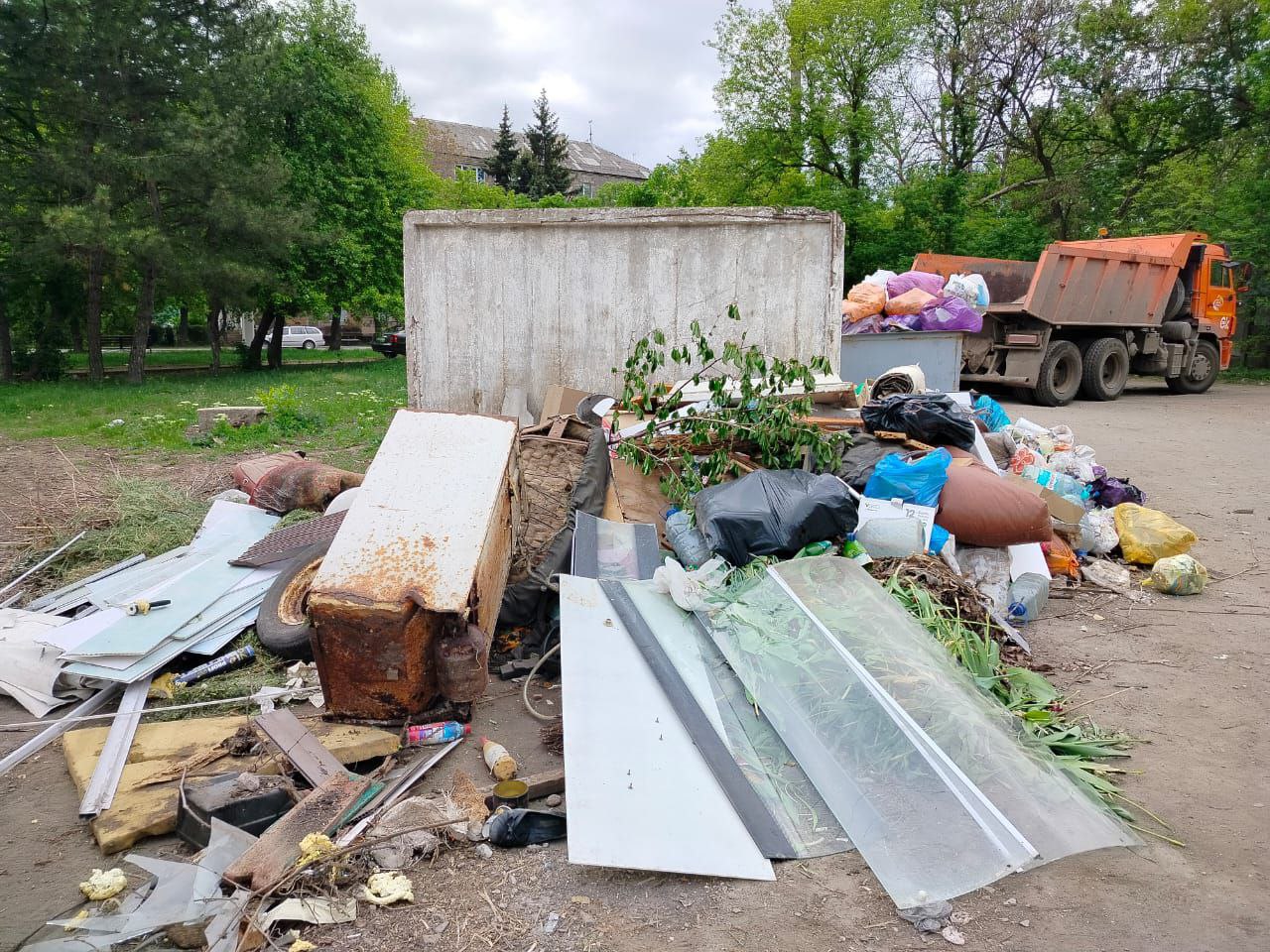 В Стаханове продолжаются работы по очистке города от мусора. Сегодня коммунальные службы занимались уборкой несанкционированных свалок, которые образовались возле площадок ТКО. МУП "ДЭС" очистило территории возле контейнерных площадок на улицах Фестивальная, Космическая, Калинина, Шалабалы и Чайковского, вывезло с них на городской полигон 160 кубометров мусора. Кроме того, предприятие "Экотранс" убрало свалки на улицах Чеснокова и Кирова, 46. Сотрудники "предприятия также вручную убирали мусор, разнесённый ветром по переулку Базарному. В общей сложности было вывезено порядка 80 кубометров мусора. Еще раз обращаемся к горожанам – относитесь уважительно к труду коммунальщиков, это тяжелая работа. И не допускайте складирования негабаритного и строительного мусора возле площадок ТКО. Его необходимо вывозить на полигон самостоятельно, заключая договор с МУП «Экотранс» телефон диспетчера: +79592755566 . Это – цивилизованная практика и ответственное отношение к городу.