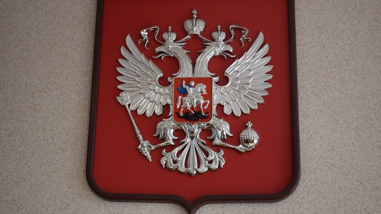 Бывшего председателя комитета здравоохранения региона приговорили к трем годам лишения свободы условно Бывшая руководительница признана виновной в злоупотреблении должностными полномочиями. В 2020 году обвиняемая не провела закупки жизненно важных лекарств для людей с тяжелыми хроническими заболеваниями, в том числе инвалидов. Они не смогли получить лекарства по рецептам, здоровье людей ухудшилось. Тогда же председатель комитета здравоохранения закупила лекарства, которые не были нужны. С истечением срока годности их уничтожили. Бюджету Курской области причинили ущерб на сумму более 24 млн рублей. — Суд назначил ей наказание в виде 3 лет лишения свободы условно с испытательным сроком - 2 года с лишением права занимать должности, связанные с осуществлением организационно-распорядительных и административно-хозяйственных полномочий на государственной службе и в органах местного самоуправления сроком на 2 года, а также штраф в размере 100 тысяч рублей, — сообщили в Прокуратуре Курской области. Ущерб государству и гражданам полностью возмещен. Вести-Курск. Только проверенная информация Прислать новость