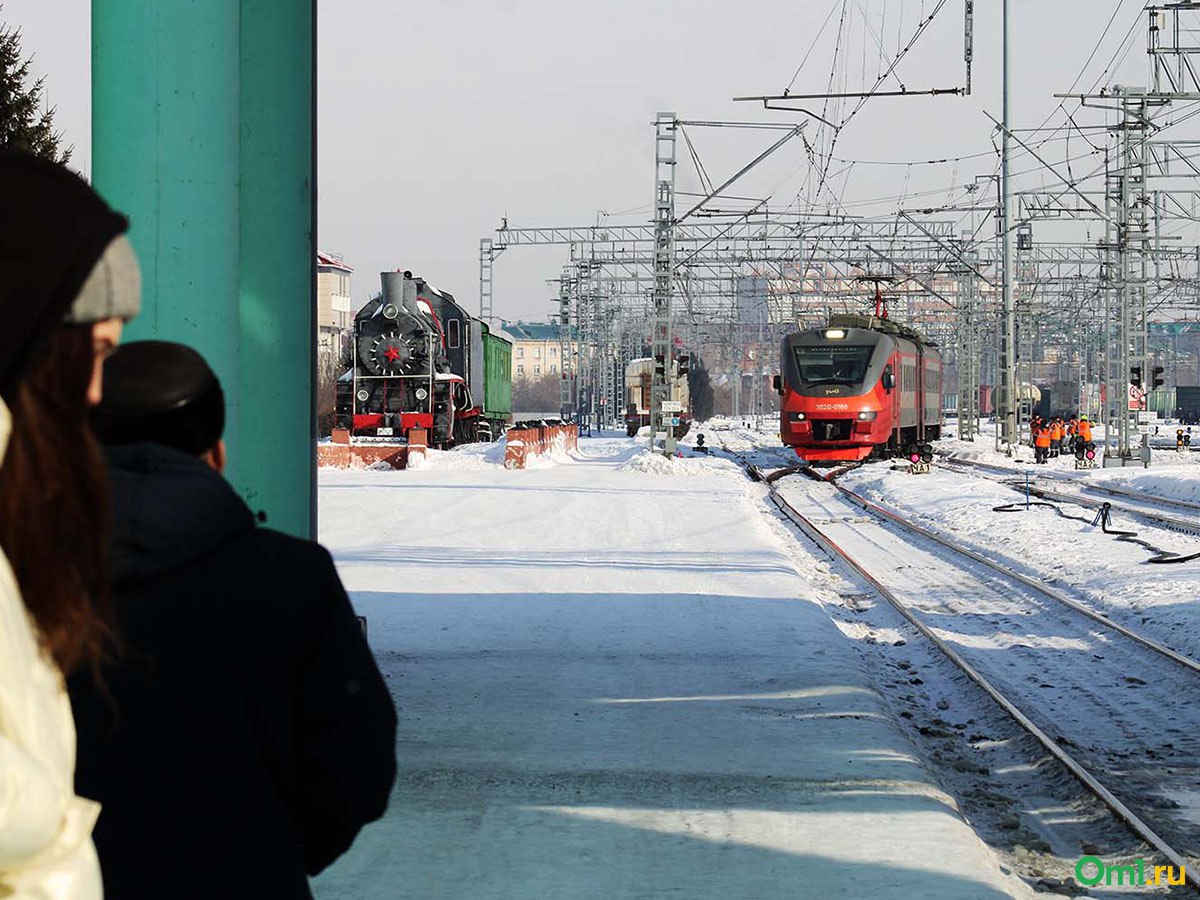 Поезд из Омска в Крым будет курсировать два раза в неделю в майские праздники  С 1 мая жители Омска смогут наслаждаться удобным путешествием на новом поезде, который будет курсировать по маршруту Омск — Симферополь. Поезда под номером 75/76 будут отправляться дважды в неделю, что значительно упростит доступ к крымскому полуострову.  В будущем планируется увеличение количества рейсов, что обеспечит ещё больше возможностей для пассажиров.  Как вы относитесь к новым маршрутам и планируете ли воспользоваться этим поездом?