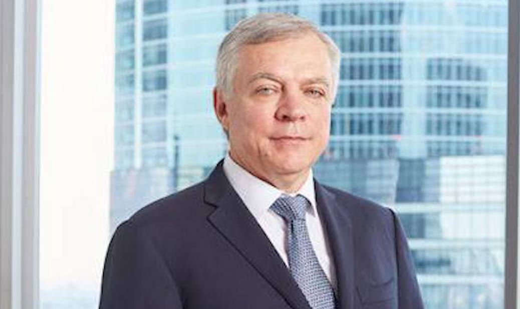 Вице-президент “Транснефти” Андрей Бадалов погиб при падении с высоты Утром 4 июля в Москве погиб вице-президент «Транснефти» Андрей Бадалов — по данным Mash, он выпал из окна своей квартиры на Рублёвском шоссе. Мужчина разбился насмерть, на месте работают следователи. Бадалов занимал должность с 2021 года, ранее трудился в НИИ «Восход». Официальные причины произошедшего пока не озвучены. Подписаться Прислать новость