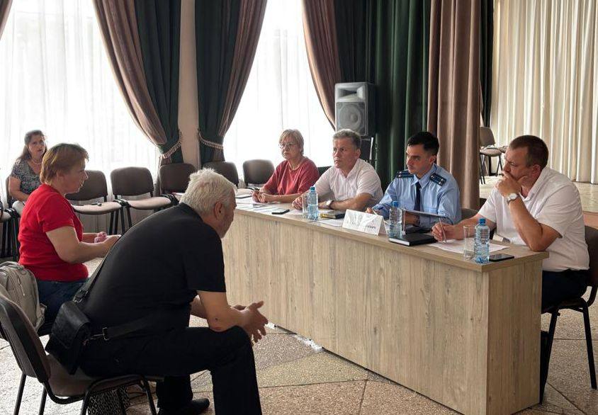 Прокурором Приморско- Ахтарского района проведен выездной прием участников специальной военной операции в п. Ахтарском Прокурором Приморско - Ахтарского района Вадимом Хижним совместно с исполняющим обязанности главы муниципального округа осуществлен выездной прием участников специальной военной операции и их семей в п. Ахтарском. Граждане обратились по вопросам прохождения военной службы, выделении земельных участков, оказания мер социальной поддержки. По поступившим заявлениям даны разъяснения действующего законодательства, организованы проверочные мероприятия с целью установления оснований для принятия мер прокурорского реагирования.