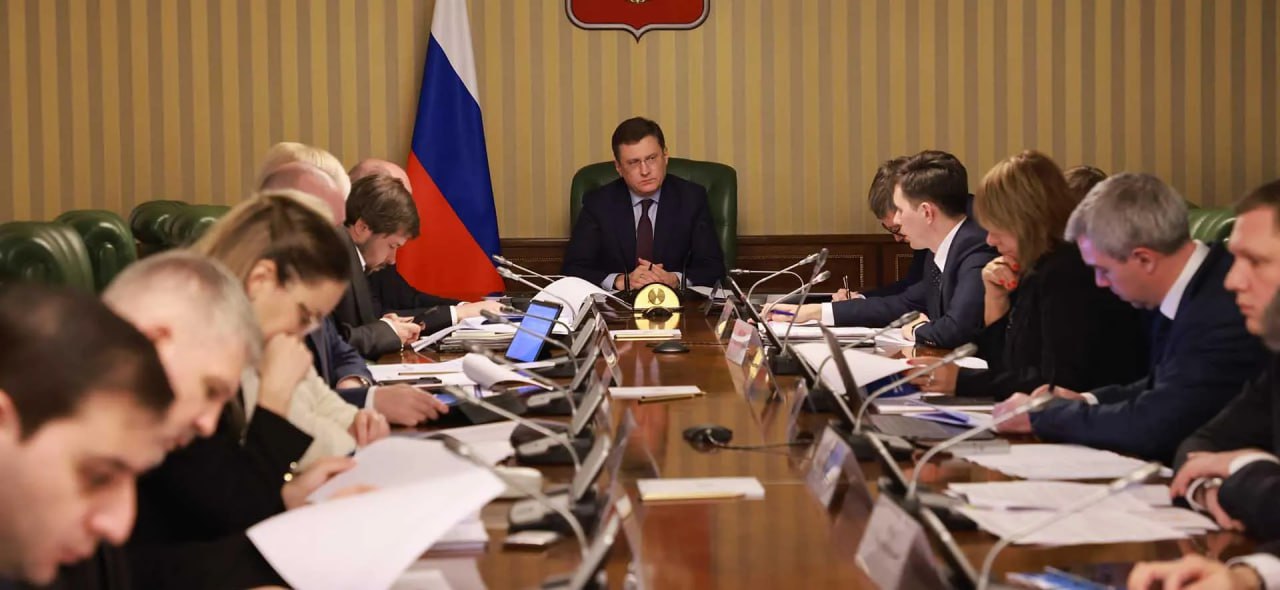 Свыше 1 тыс компаний стали участниками проекта по производительности труда Участниками федпроекта Производительность труда нацпроекта Эффективная и конкурентная экономика в 2025 году стали более тысячи предприятий Об этом сообщили в Министерстве экономического развития РФ со ссылкой на вице премьера Александра Новака Зампред правительства подвел предварительные итоги реализации федпроекта по производительности труда По его словам за год инструментам повышения эффективности труда обучено более 21 тысячи сотрудников предприятий а внедрение принципов бережливого производства в свою очередь помогает бизнесу перестроить логистику загрузить оборудование сократить простои Оказывают поддержку эксперты Федерального центра компетенций и сети региональных центров В этом году они расширились на ДНР и Курганскую область охватив 62 региона К 2030 году РЦК появятся еще в четырех субъектах страны анонсировал Новак По поручению Президента РФ Владимира Путина федеральный проект должен охватить 40 средних и крупных предприятий базовых несырьевых отраслей экономики и все государственные и муниципальные организации социальной сферы Для этого разработано 15 готовых программных решений и более 100 лучших практик повышения производительности труда Так в 3 6 тыс учреждений социальной сферы уже завершены проекты по повышению производительности труда Для системной работы по повышению производительности труда при министерствах формируются отраслевые центры компетенций ОЦК и профильные программы По словам министра экономического развития Максима Решетникова в реальном секторе экономики сформировано 8 таких ОЦК в социальной сфере 6 Подготовлены 16 отраслевых программ Они призваны определить приоритеты по производительности труда сформировать заказ на инструменты бережливого производства разработать предложения по снятию административных барьеров скорректировать меры поддержки для стимуляции роста производительности Сейчас идет их доработка для формирования версий 2 0 сказал Решетников Фото Министерство экономического развития РФ сделановроссии Подписывайтесь на Сделано в России