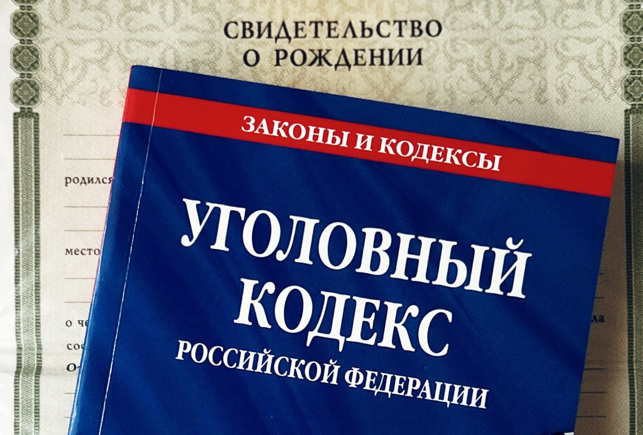 Алиментные долги: мамы тоже отвечают за неуплату  Опочецким районным судом Псковской области рассмотрено уголовное дело в отношении местной жительницы, обвиняемой в неуплате без уважительных причин в нарушение решения суда средств на содержание несовершеннолетнего ребенка  ч.1 ст. 157 УК РФ .  Судом установлено, что подсудимая решением суда обязана к уплате алиментов в размере 1/4 всех видов заработка на содержание несовершеннолетнего сына 2012 года рождения. Являясь лицом, уже подвергнутым административному наказанию за неуплату алиментов умышленно и, осознавая свою обязанность выплачивать алименты, не осуществляла платежи в установленном размере, в результате чего образовалась задолженность в размере 1244189,81 руб.  Подсудимая полностью признала вину в совершении указанного преступления, не оспаривала тот факт, что после привлечения к административной ответственности не трудоустроилась официально и имеет значительную задолженность по алиментам.   Приговором суда женщина признана виновной в совершении указанного преступления и ей назначено наказание в виде 7 месяцев исправительных работ с удержанием 10% заработка в доход государства.