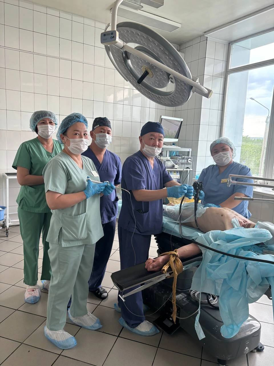 Врачи Тувы достали из желудка пациента 27 зажигалок В Республиканскую больницу № 1 привезли 56-летнего мужчину. КТ показала: в желудке — кучу инородных тел. Команда эндоскопистов вместе с анестезиологами под общим наркозом извлекли: 27 зажигалок и 1 монету. Почему пациент «проглотил» весь этот набор, он так и не объяснил. Уникальный случай: все предметы убрали эндоскопически, без операции на открытом брюшке. Тыва.Неофициально