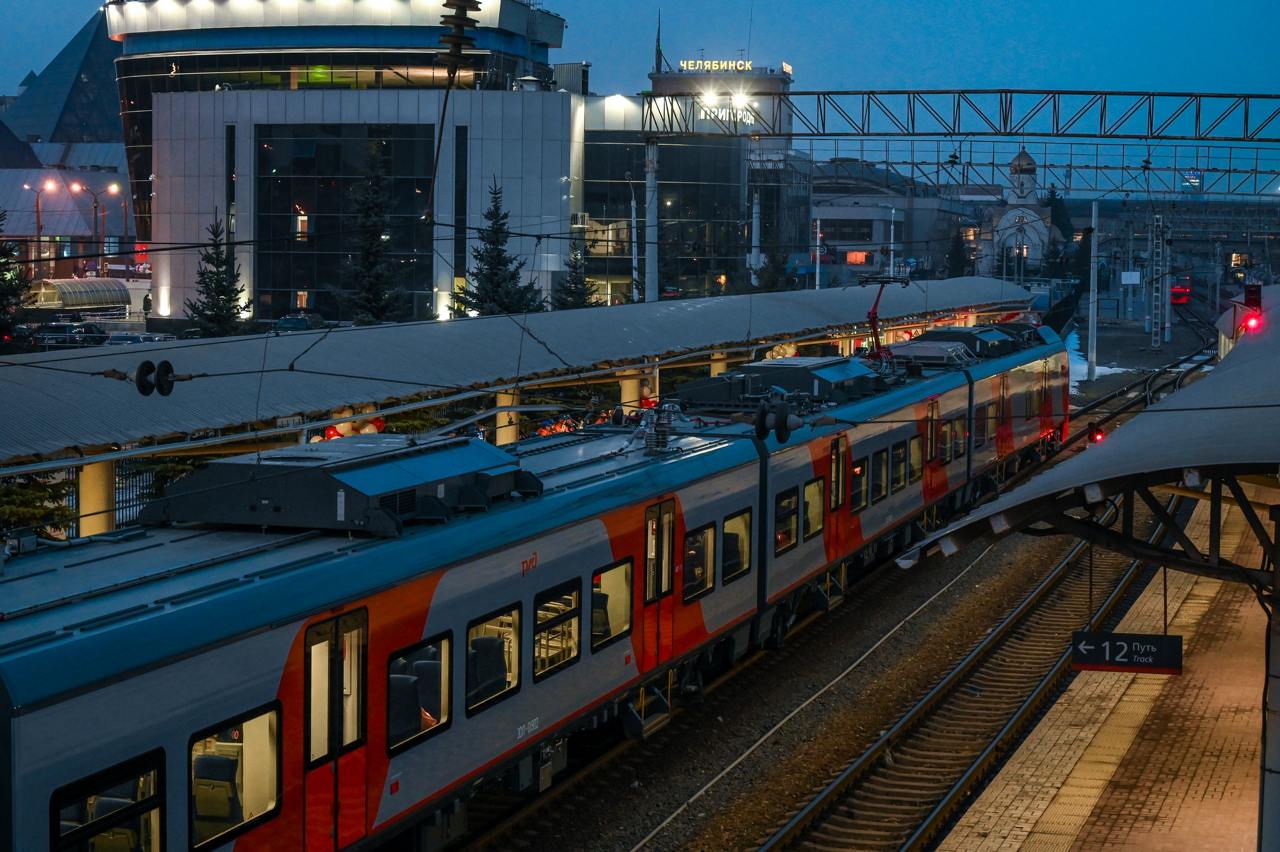 На железной дороге в Челябинской области переименовали 5 остановок  В Челябинской области переименовали еще пять остановок на железной дороге. Новые названия указывают на ближайшие населенные пункты или географические объекты.   По-новому стали называться четыре пункта на участке Бердяуш — Полетаево I. Остановка 2033 километр переименована в «Барановку», 2042 километр — в «Кугалы», 2047 километр — в «Привал». Полустанок спустя еще 13 километров получил название «Мирный».  А на отрезке Полетаево I — Челябинск-Главный переименовали пункт 1120 километр. Теперь пассажиры будут прибывать на остановку «Поселок Дмитрия Донского».  — Будьте внимательны! Новые наименования остановочных пунктов уже используются при оформлении билетов на пригородные поезда, — предупредили пассажиров на ЮУЖД.          Голосовать за канал